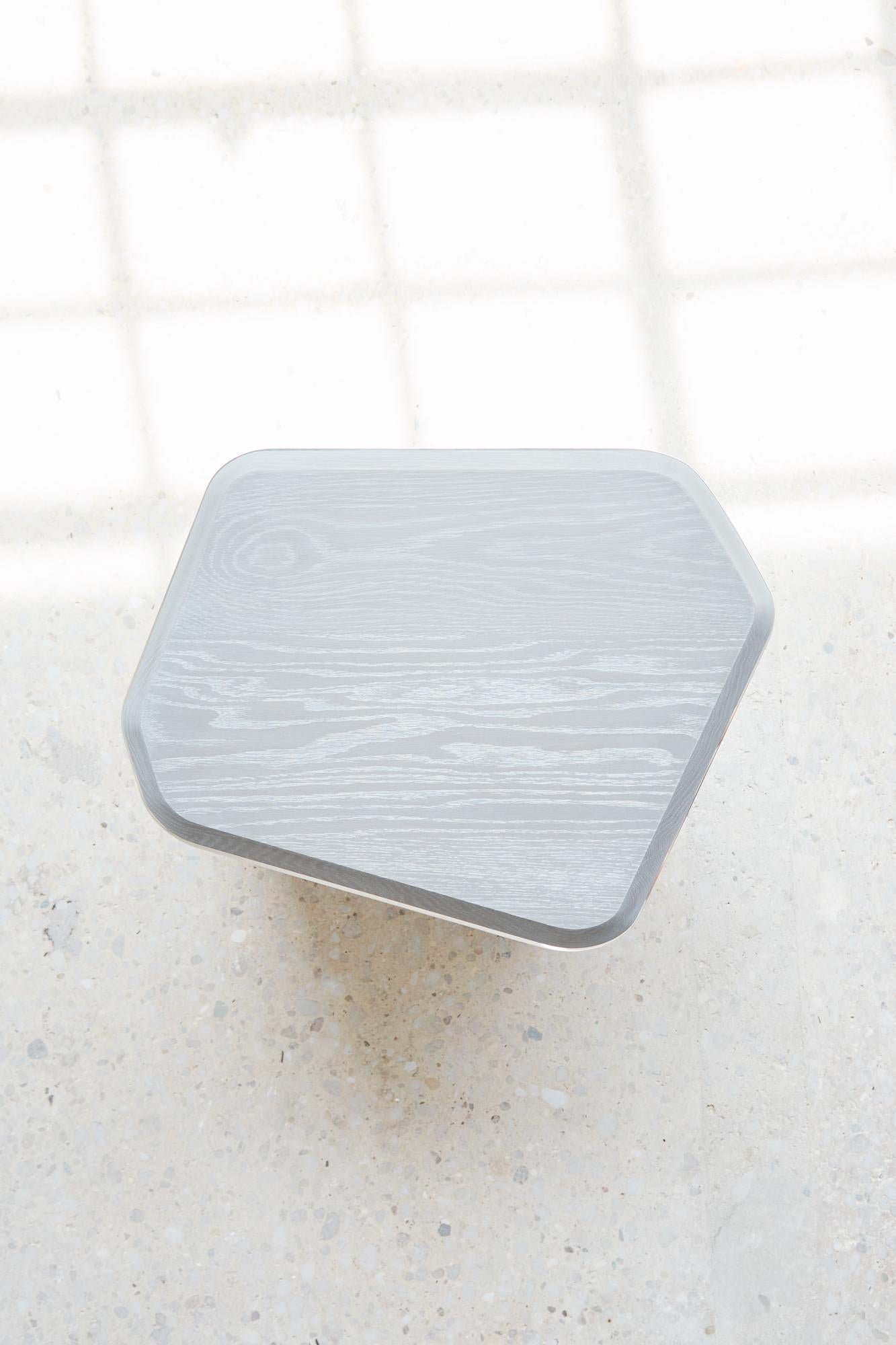 Cérusé Grande table gigogne géométrique en chêne et aluminium gris par Mary Ratcliffe Studio en vente