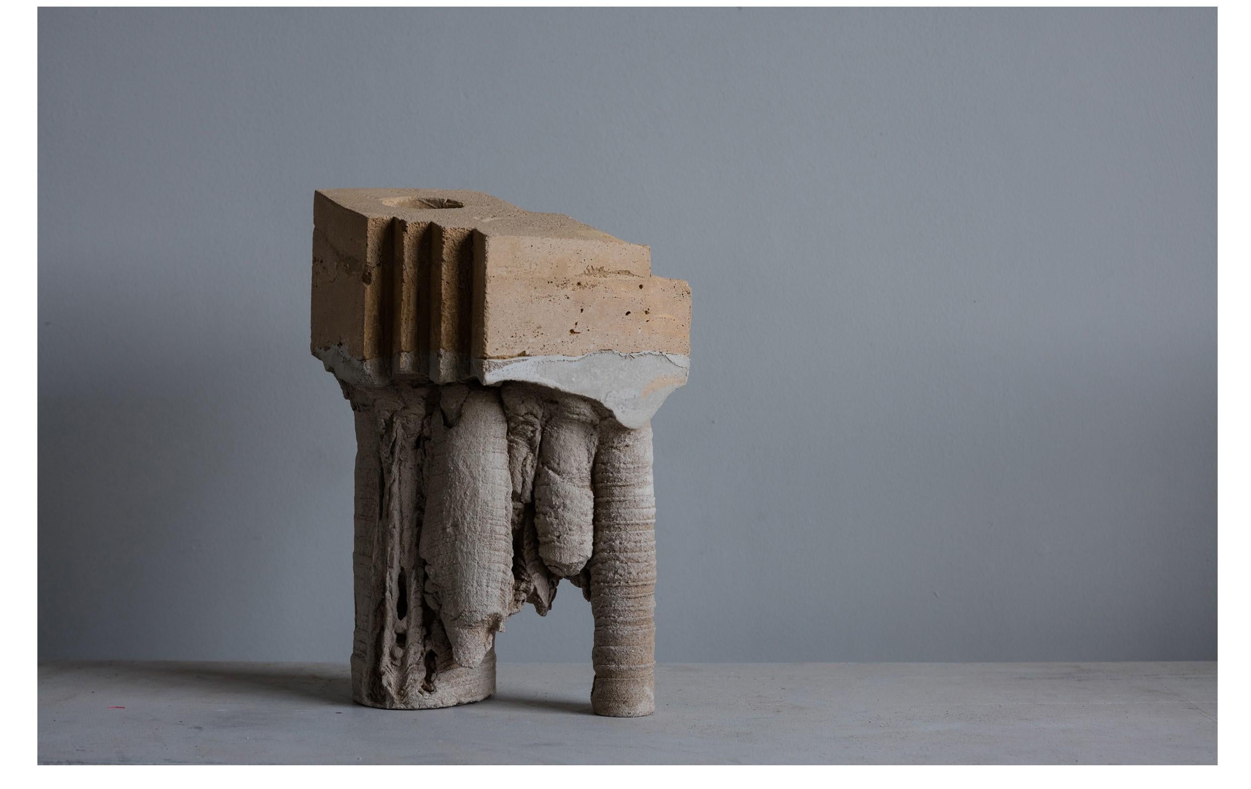 Vaso geomorfico di Christian Zahr
Dimensioni: L 20 x P 20 x H 36,5 cm
Materiali: Cemento - Sabbia - Acqua - Tempo.

Ogni pezzo è fatto a mano.

Archeologia geomorfica: Scoprire l'effimero - Paesaggi primitivi in interni (mobili e oggetti).