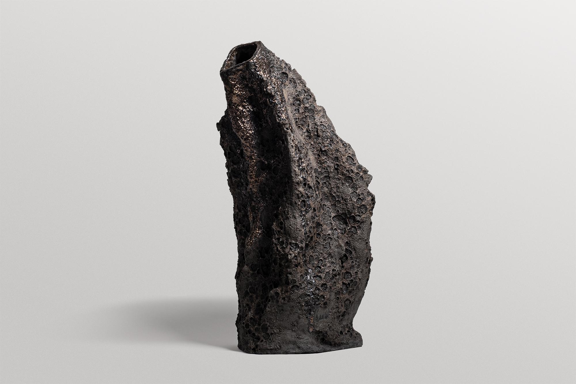 Vaso scultoreo Geoprimitive 079 di Niclas Wolf
Un pezzo unico.
Dimensioni: Ø 35 x H. 59,5 cm.
Materiali: Ceramica.

GEOPRIMITIVE_ è una serie di progetti che mettono a confronto e collegano le
Il Precambriano, la nascita del nostro pianeta natale e