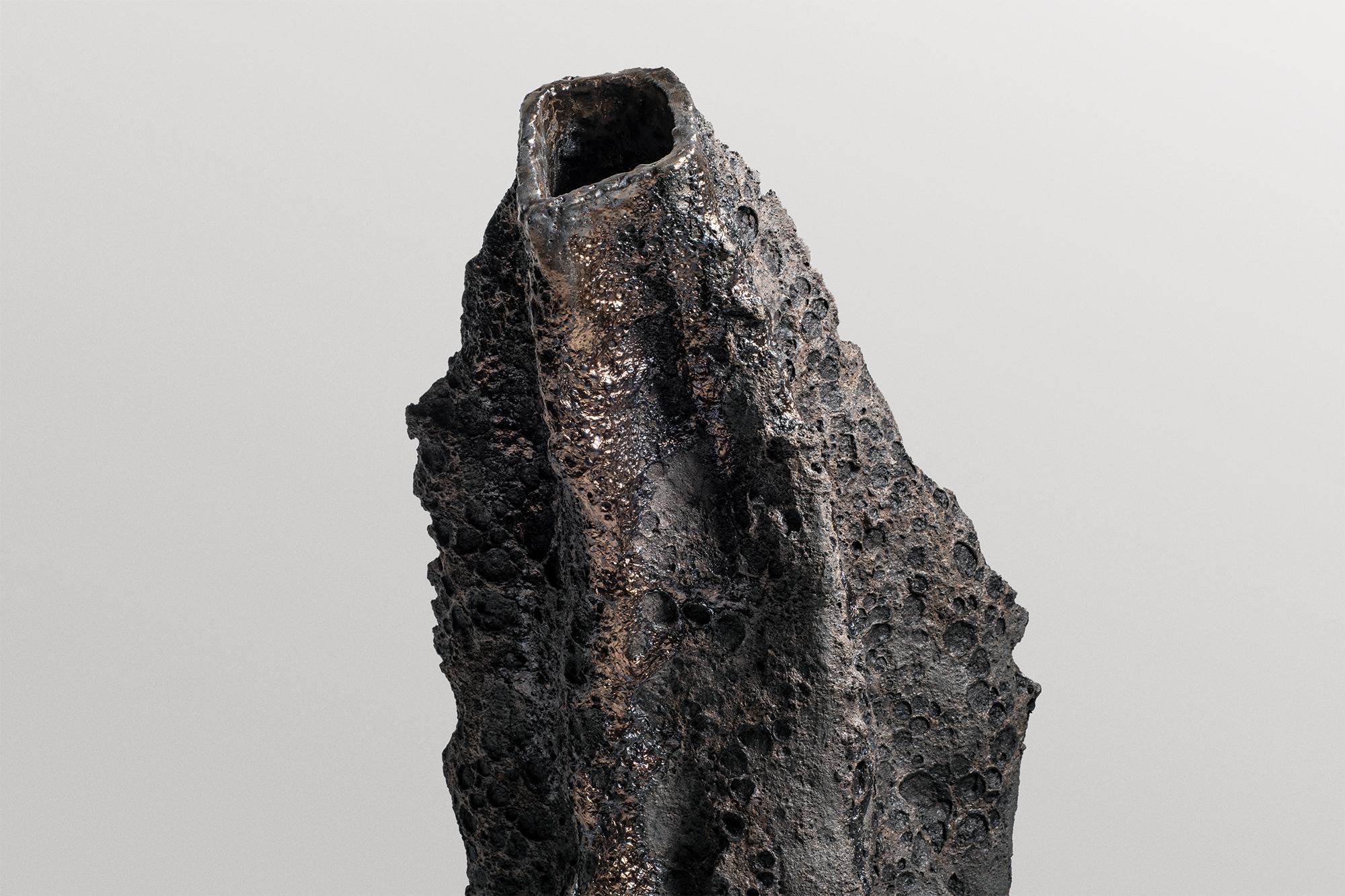Postmoderno Vaso scultoreo in ceramica grigio scuro, forma organica contemporanea di Niclas Wolf in vendita