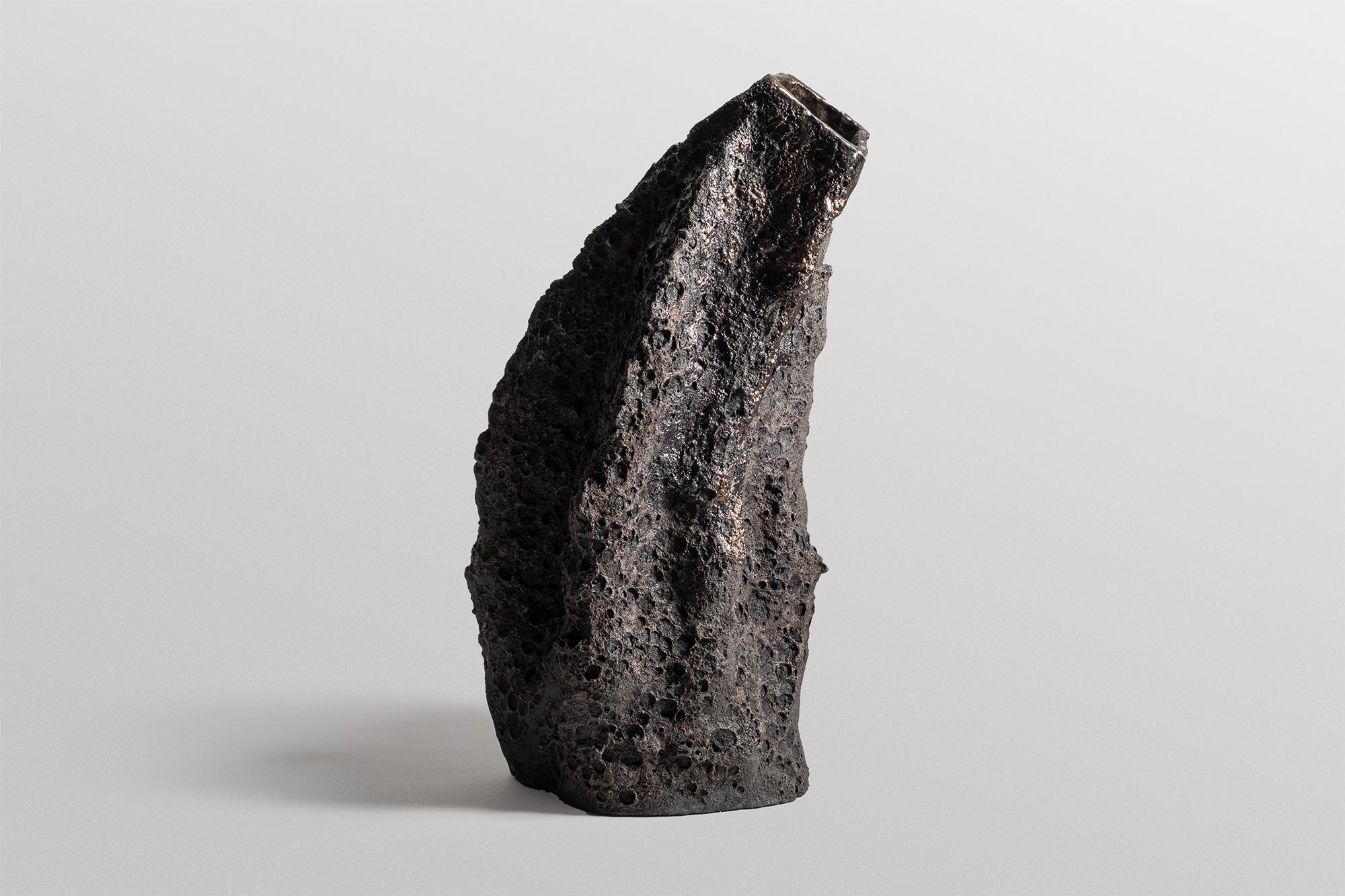 Tedesco Vaso scultoreo in ceramica grigio scuro, forma organica contemporanea di Niclas Wolf in vendita