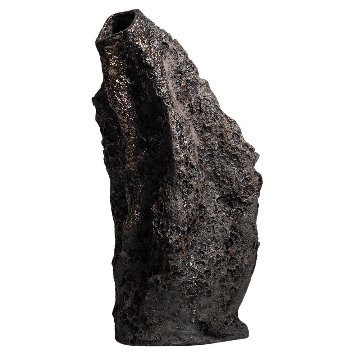 Forme organique contemporaine, vase sculptural en céramique gris foncé par Niclas Wolf