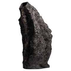 Forma orgánica contemporánea, jarrón escultórico de cerámica gris oscuro de Niclas Wolf