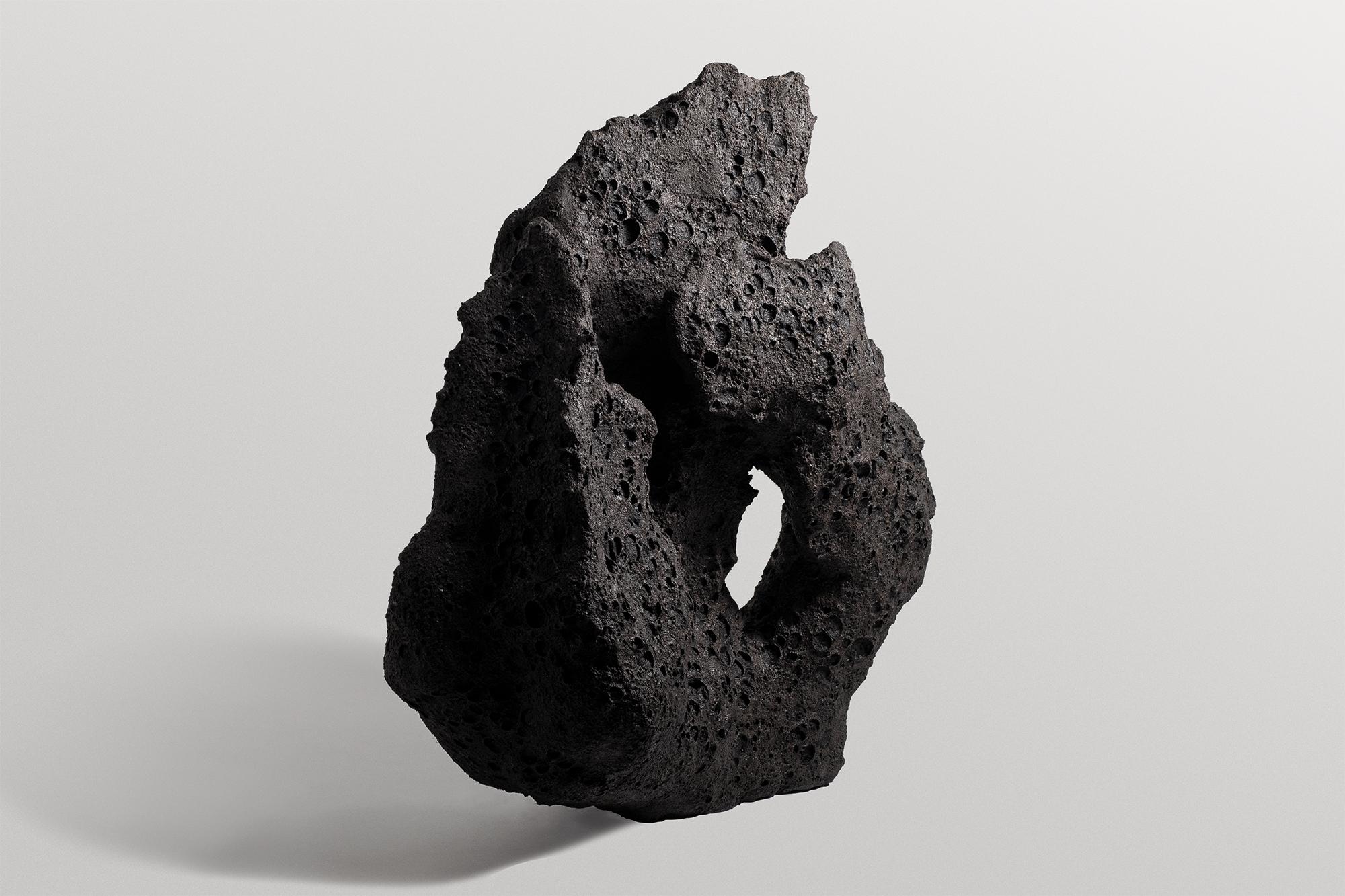 Tedesco Vaso scultoreo contemporaneo Rough Organic Form, grigio scuro di Niclas Wolf in vendita