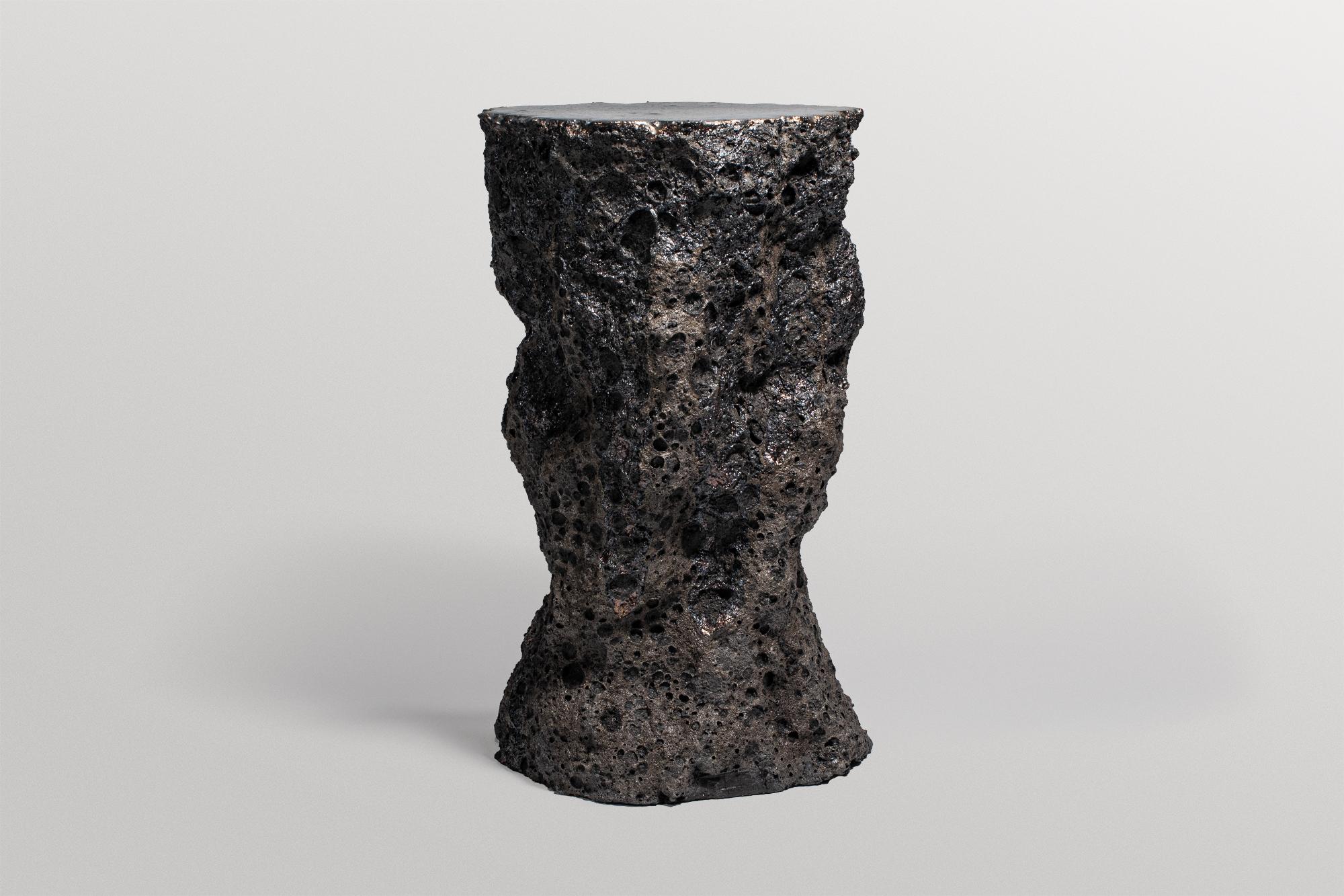Mesa auxiliar Geoprimitive 109 de Niclas Wolf
Pieza única.
Dimensiones: A 30 x Ø 51,5 cm.
Materiales: Cerámica.

GEOPRIMITIVE_ es una serie de diseños que compara y conecta las
Precámbrico, el nacimiento de nuestro planeta y la geología actual
era