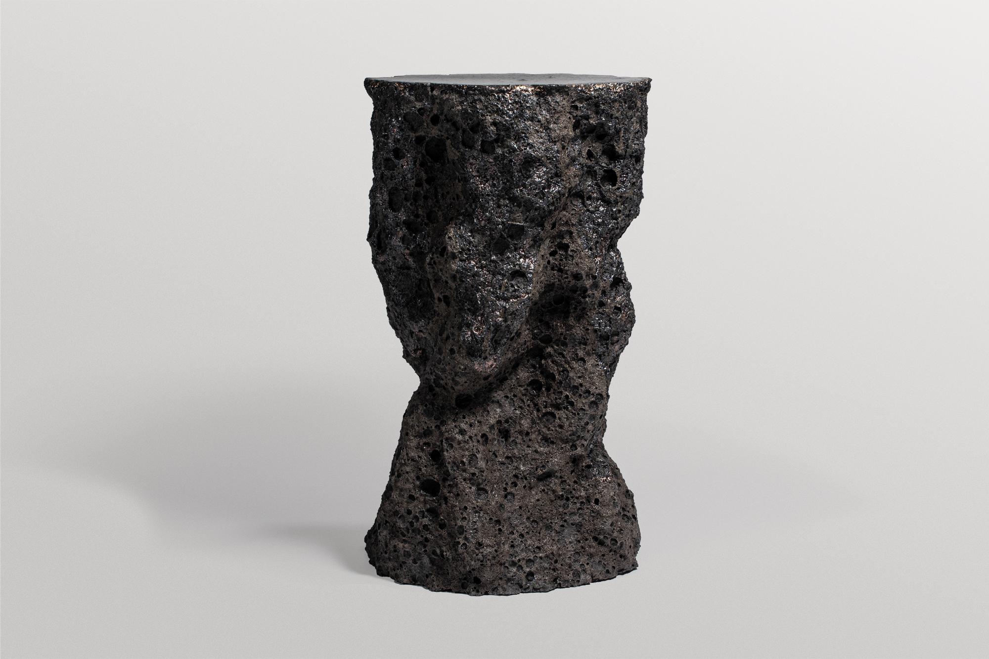 Forma natural, mesa auxiliar contemporánea de cerámica gris oscuro de Niclas Wolf Posmoderno en venta