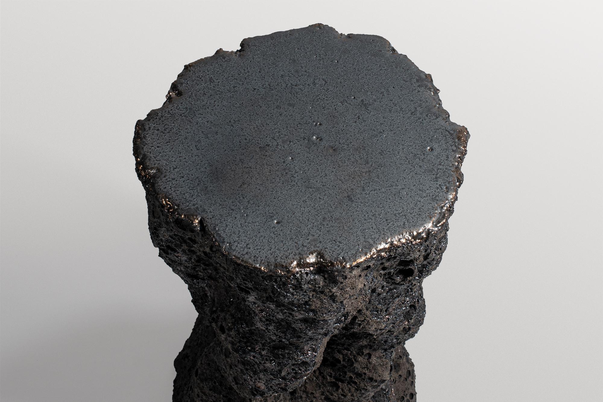 Forma natural, mesa auxiliar contemporánea de cerámica gris oscuro de Niclas Wolf Alemán en venta
