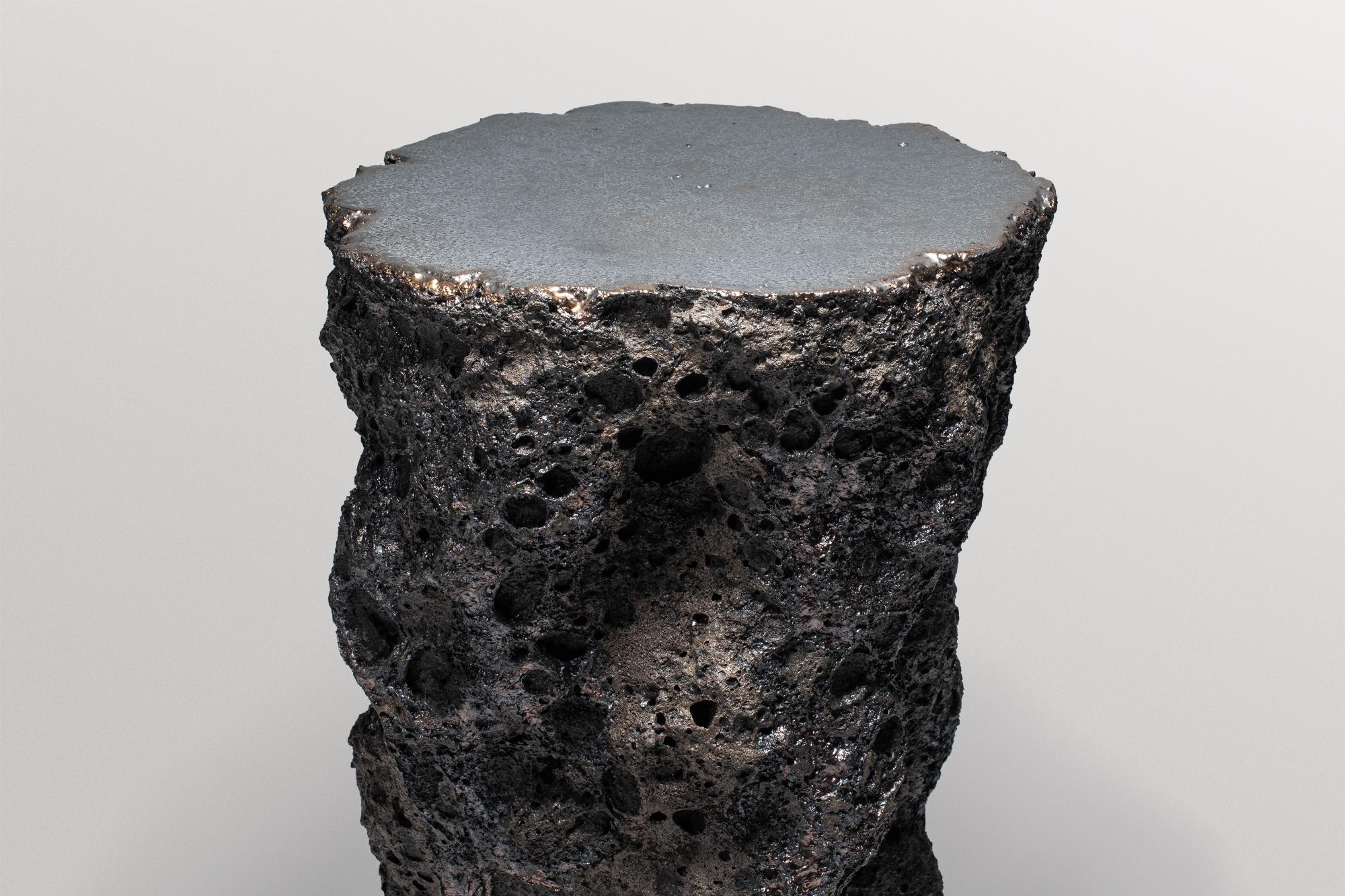 Forma natural, mesa auxiliar contemporánea de cerámica gris oscuro de Niclas Wolf Otro en venta