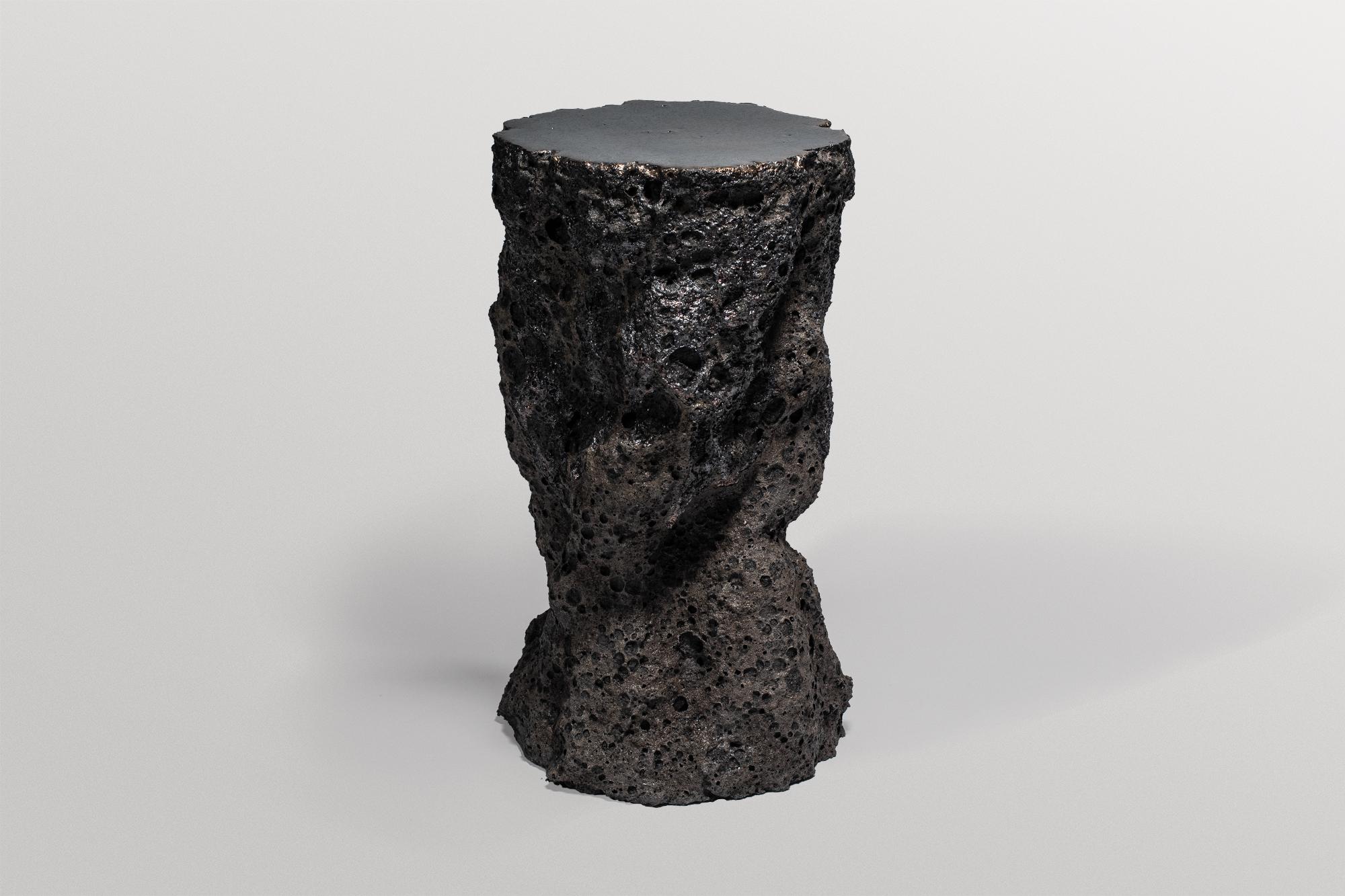 Forma natural, mesa auxiliar contemporánea de cerámica gris oscuro de Niclas Wolf en Nuevo estado para la venta en Geneve, CH