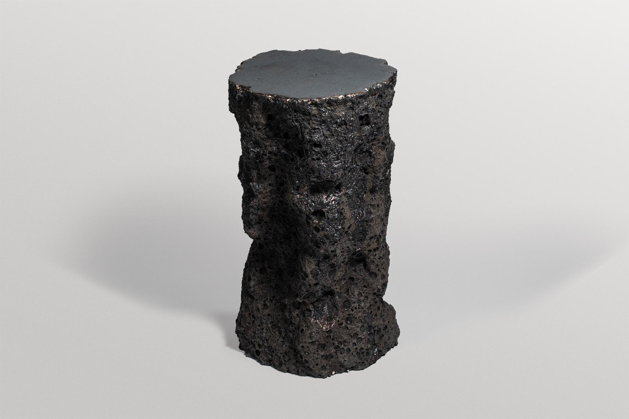 Forma natural, mesa auxiliar contemporánea de cerámica gris oscuro de Niclas Wolf Siglo XXI y contemporáneo en venta