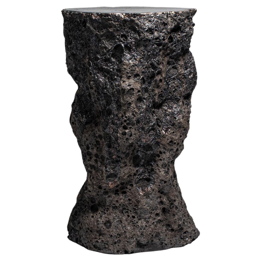 Forma natural, mesa auxiliar contemporánea de cerámica gris oscuro de Niclas Wolf