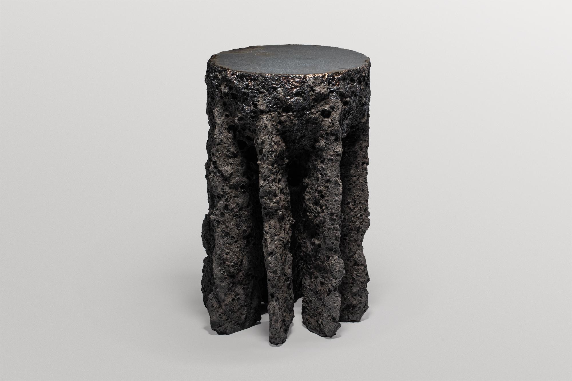 Table d'appoint Geoprimitive 111 par Niclas Wolf
Pièce unique.
Dimensions : H 28 x Ø 48 cm : H 28 x Ø 48 cm.
Matériaux : Céramique.

GEOPRIMITIVE_ est une série de dessins qui compare et relie les
Le Précambrien, la naissance de notre planète et la
