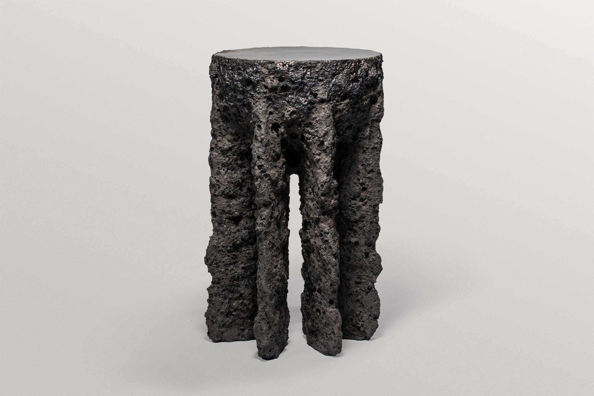 Postmoderne Handcraft from Earth's Origins Table d'appoint en argile de forme organique par Niclas Wolf en vente