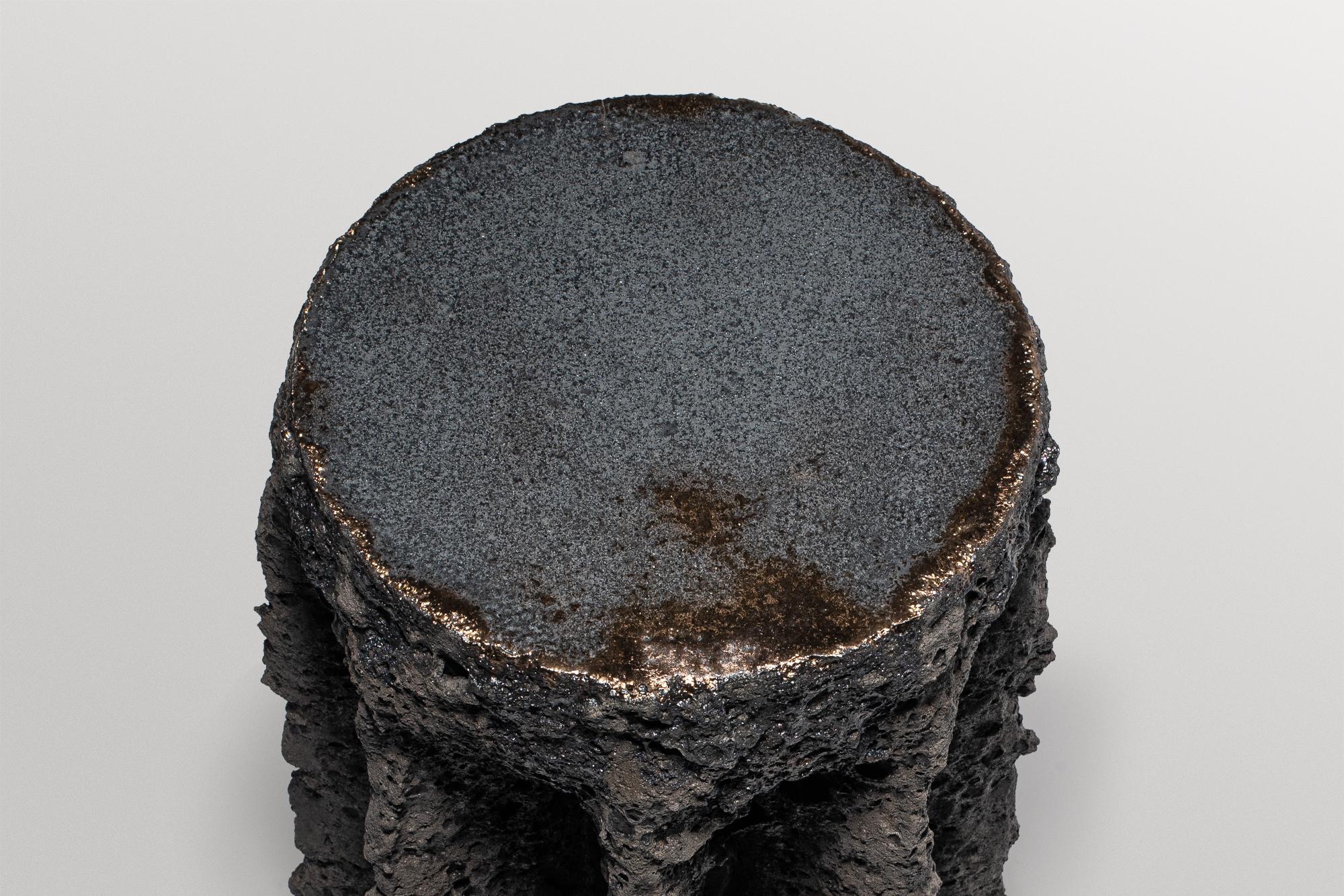 Allemand Handcraft from Earth's Origins Table d'appoint en argile de forme organique par Niclas Wolf en vente