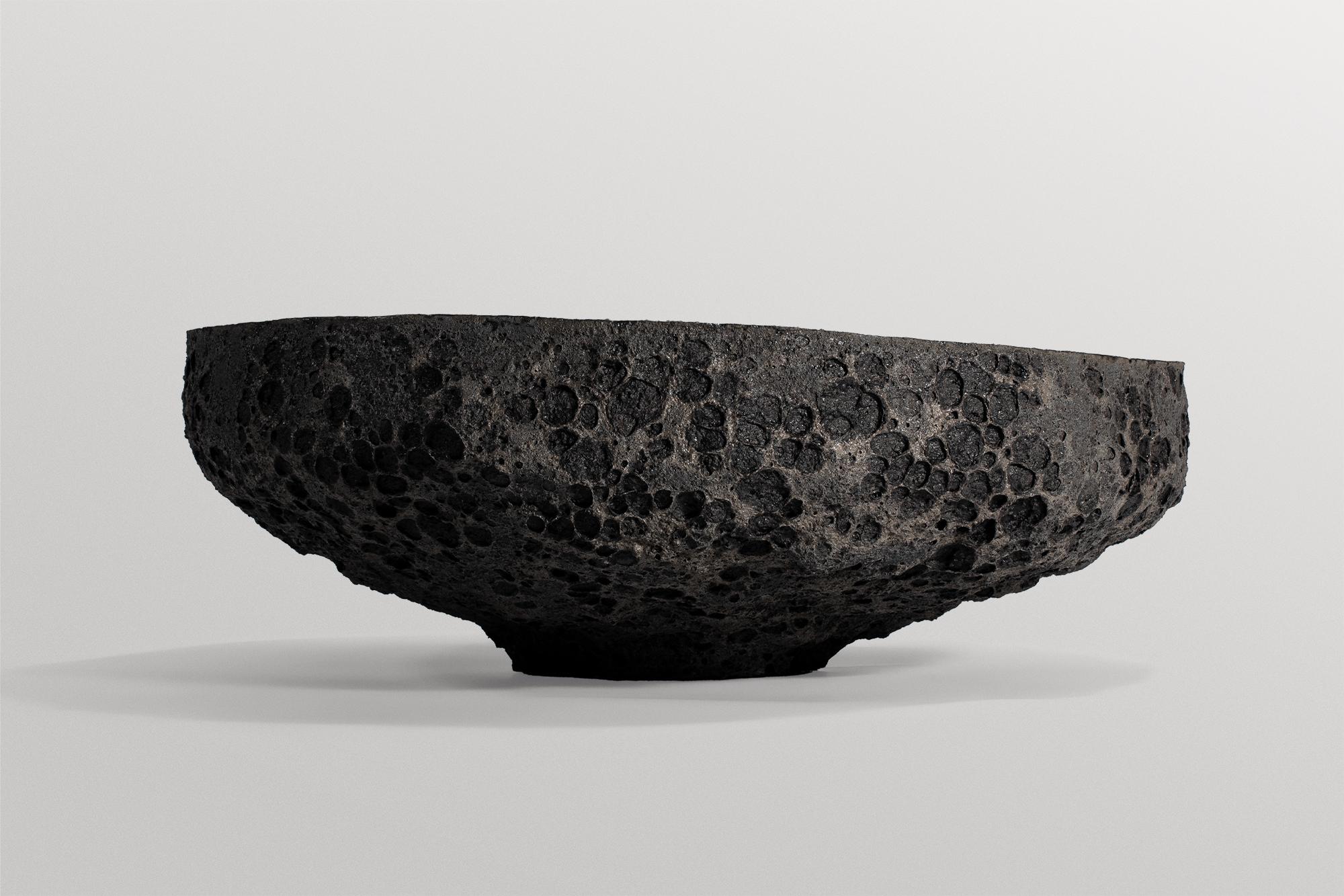 Bol en céramique Geoprimitive 112 de Niclas Wolf
Pièce unique.
Dimensions : Ø 66,5 x H 24 cm : Ø 66,5 x H 24 cm.
Matériaux : Céramique.

GEOPRIMITIVE_ est une série de dessins qui compare et relie les
Le Précambrien, la naissance de notre planète et