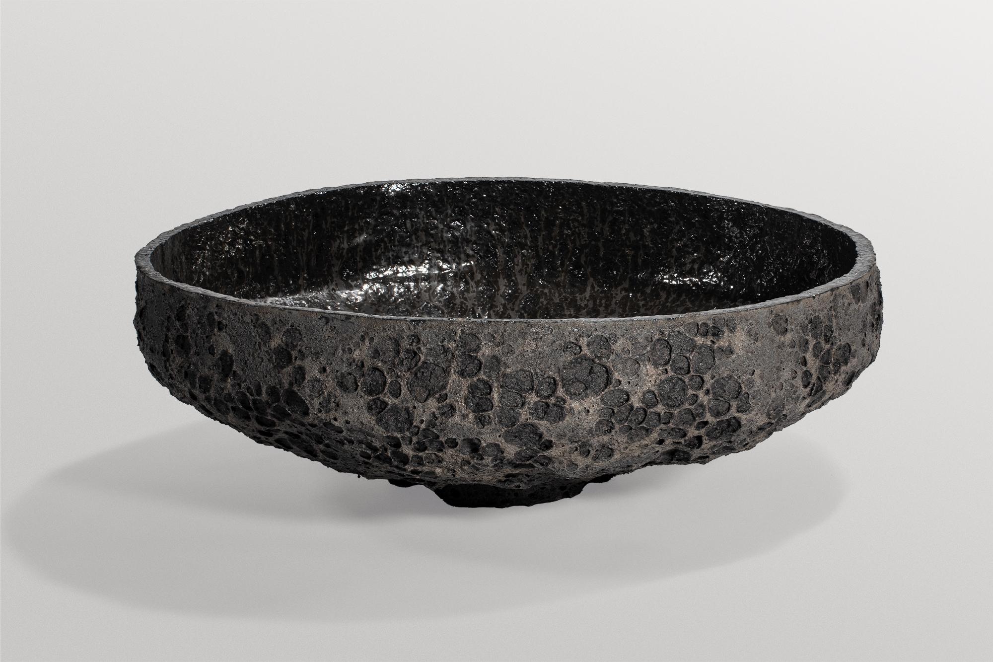 Postmoderne Bol en céramique gris foncé de forme organique, design contemporain de Niclas Wolf en vente