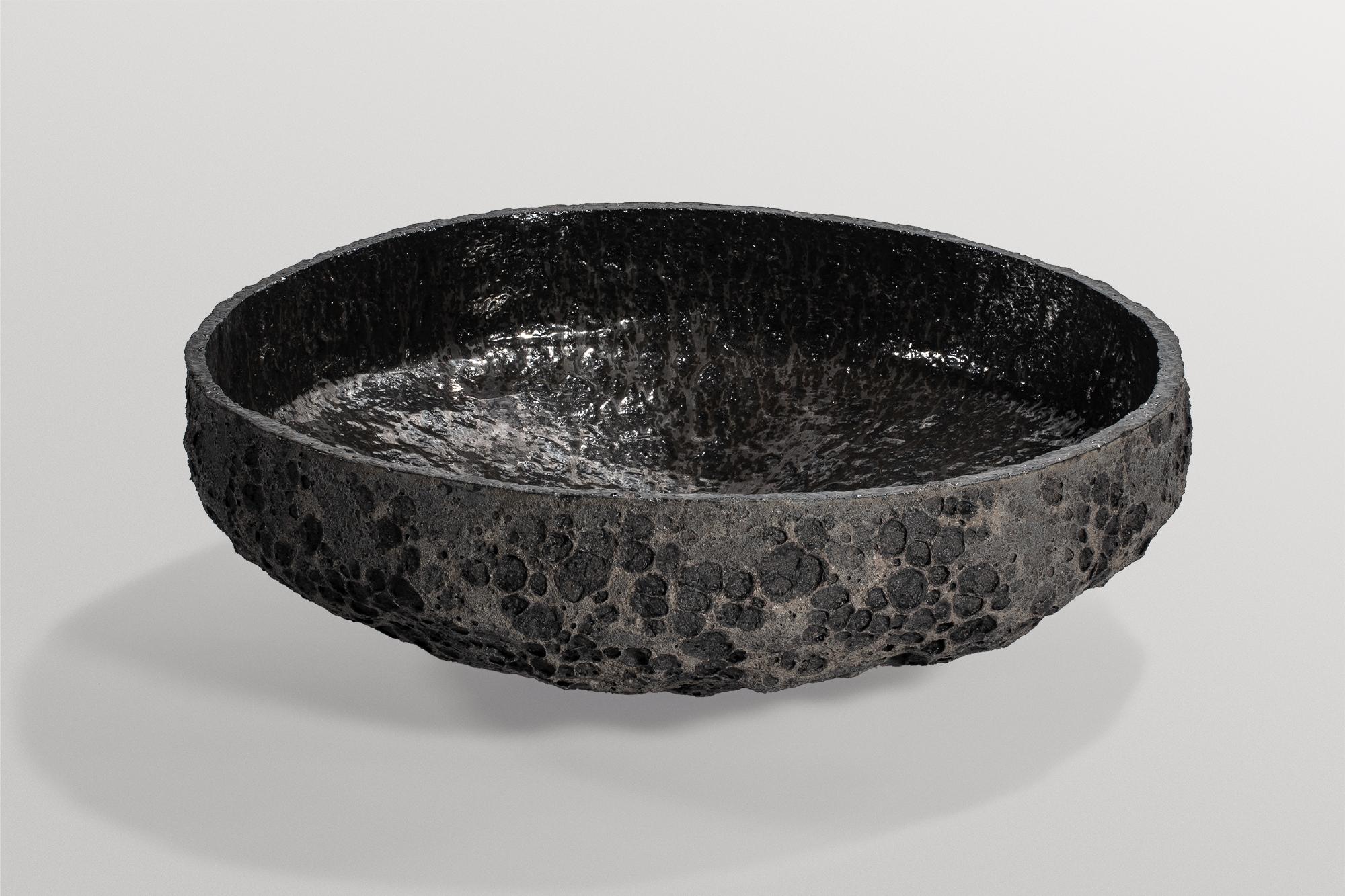 Allemand Bol en céramique gris foncé de forme organique, design contemporain de Niclas Wolf en vente