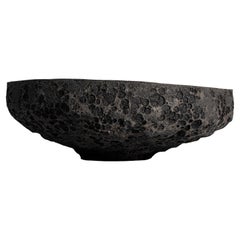 Cuenco de cerámica gris oscuro de Niclas Wolf, diseño contemporáneo y forma orgánica
