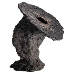 Ispirato alle origini della Terra, il vaso scultoreo in argilla dalla forma organica di Niclas Wolf