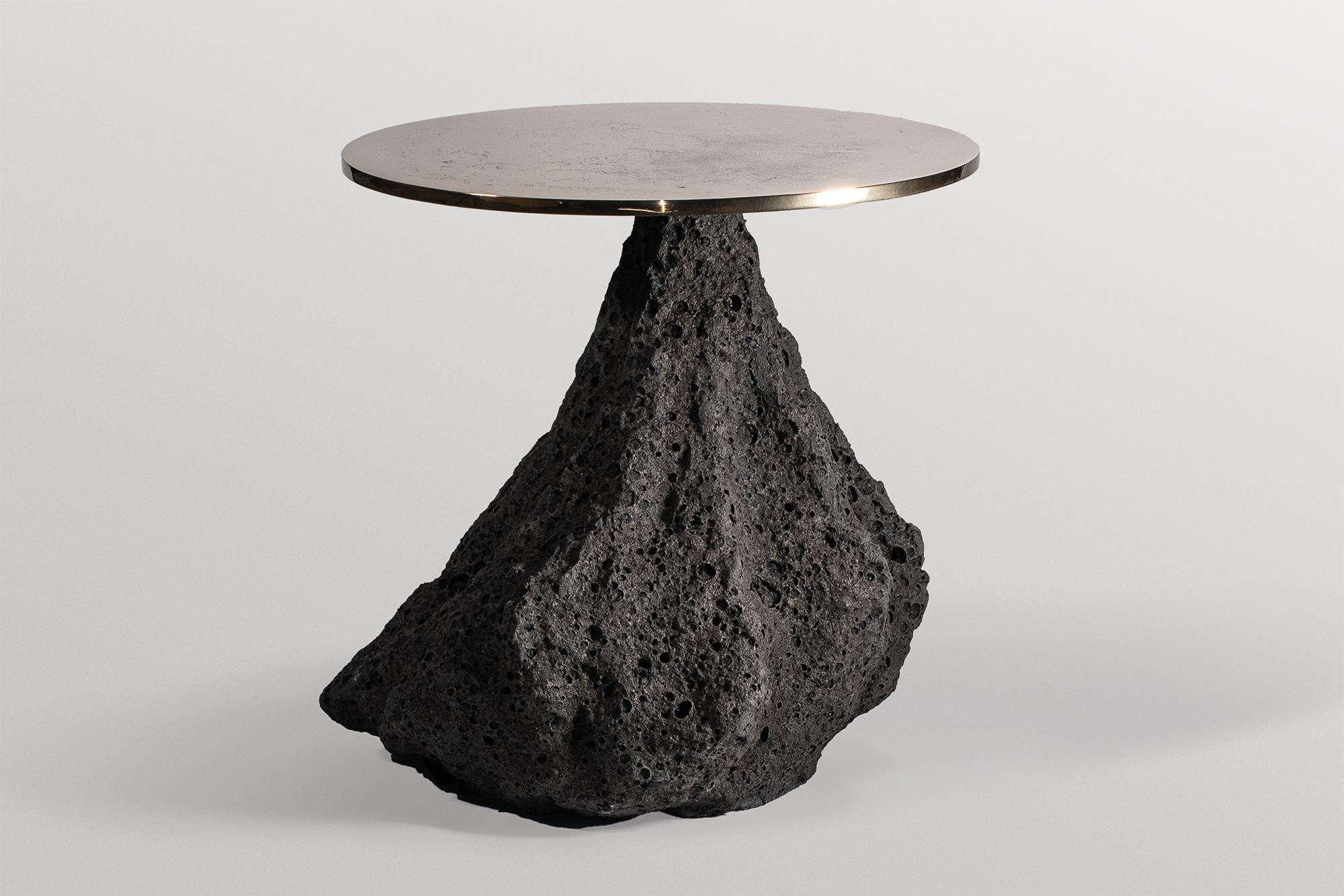 Tavolino Geoprimitive 116 di Niclas Wolf
Un pezzo unico.
Dimensioni: Ø 49,5 x H. 49,5 cm.
Materiali: Ceramica e bronzo.

GEOPRIMITIVE_ è una serie di progetti che mettono a confronto e collegano le
Il Precambriano, la nascita del nostro pianeta