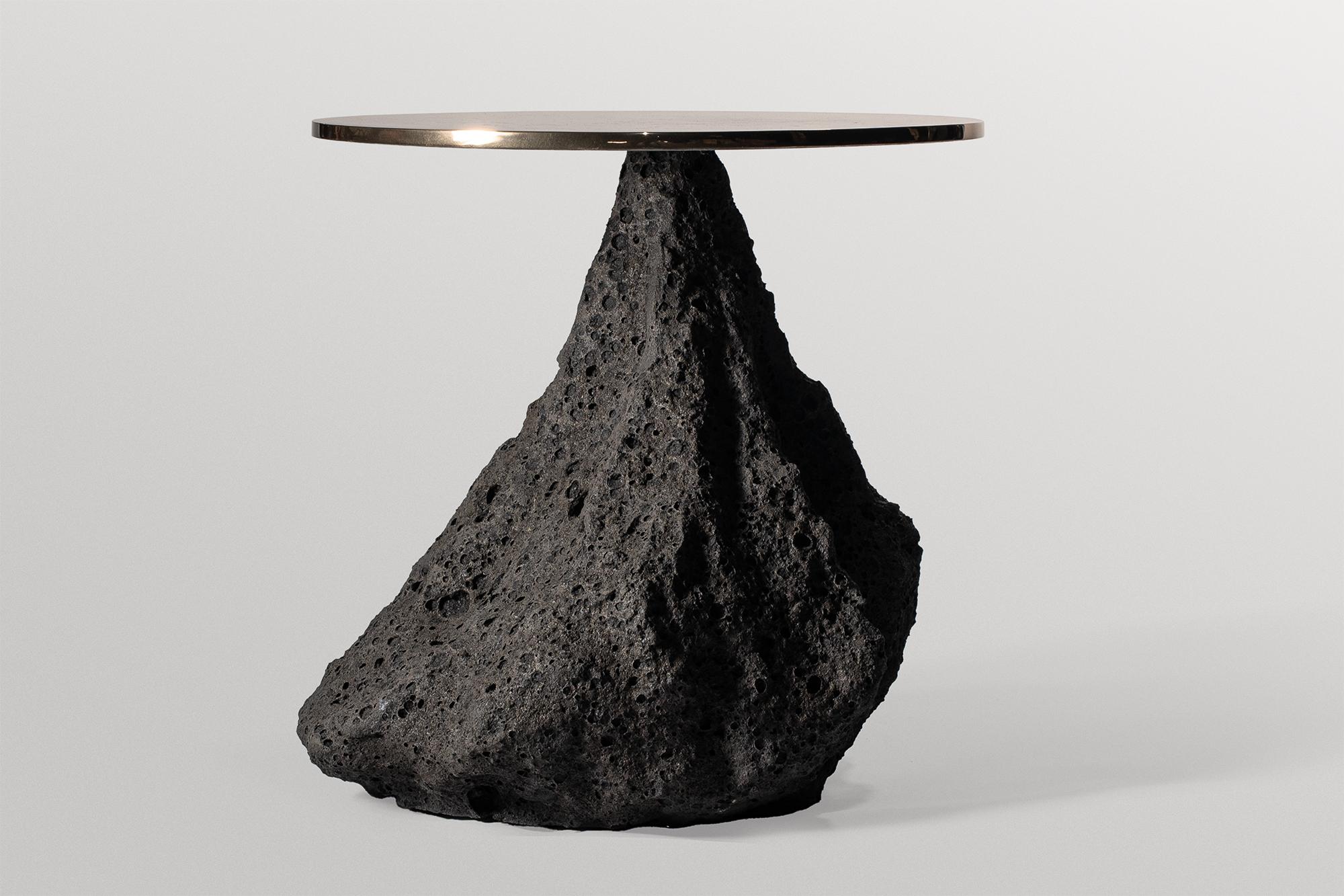 Tedesco Tavolo basso in argilla naturale dalla forma organica unica, piano in bronzo dorato di Niclas Wolf in vendita
