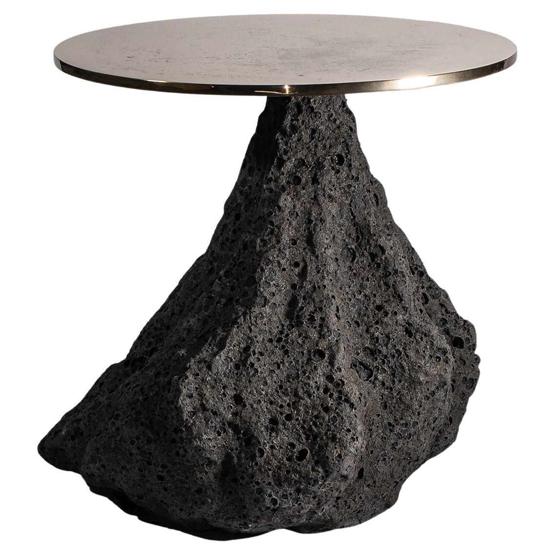 Tavolo basso in argilla naturale dalla forma organica unica, piano in bronzo dorato di Niclas Wolf