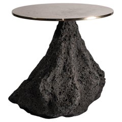 Tavolo basso in argilla naturale dalla forma organica unica, piano in bronzo dorato di Niclas Wolf