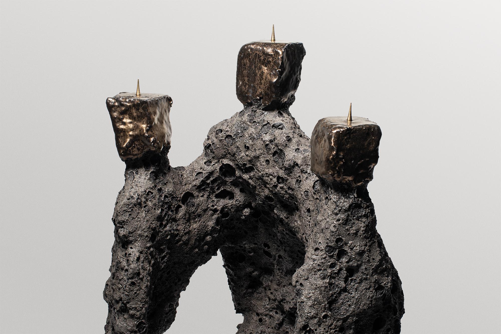 Postmoderne Three Formations, chandelier gris foncé sculpté à la main par Niclas Wolf en vente