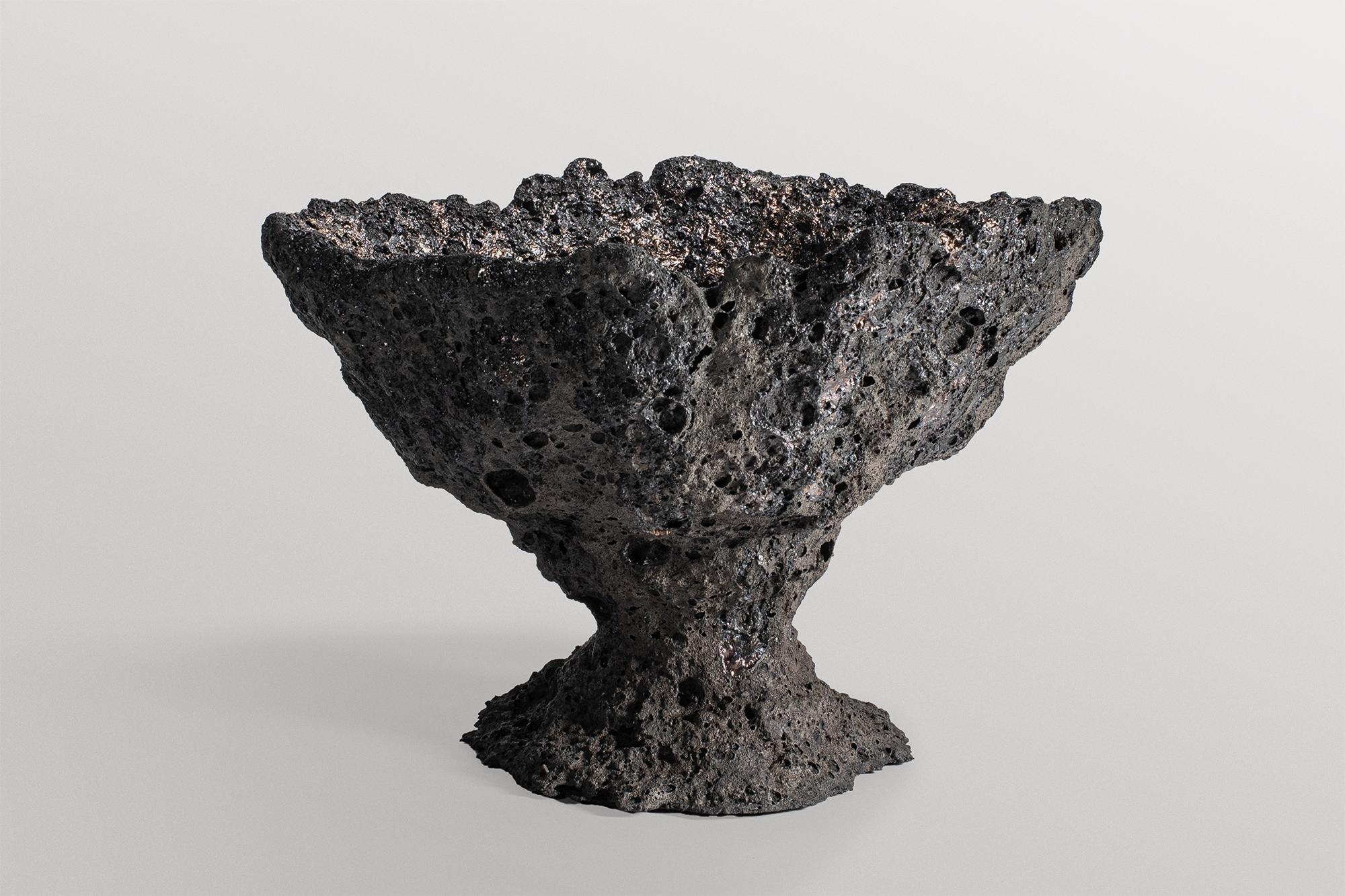 Postmoderno Ciotola in ceramica grigio scuro di Niclas Wolf, forma organica di arte contemporanea in vendita