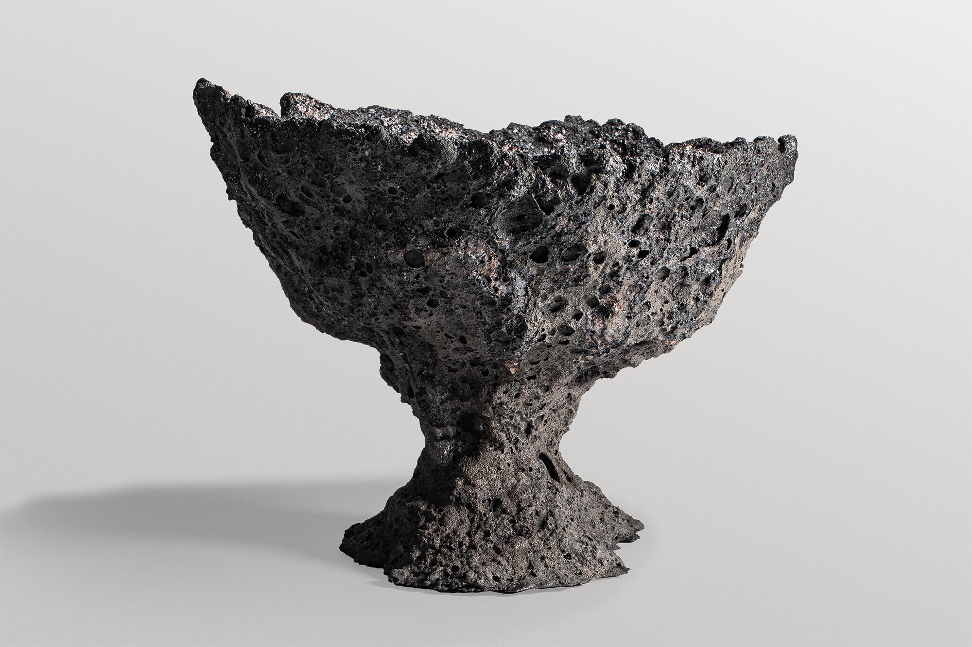 Tedesco Ciotola in ceramica grigio scuro di Niclas Wolf, forma organica di arte contemporanea in vendita
