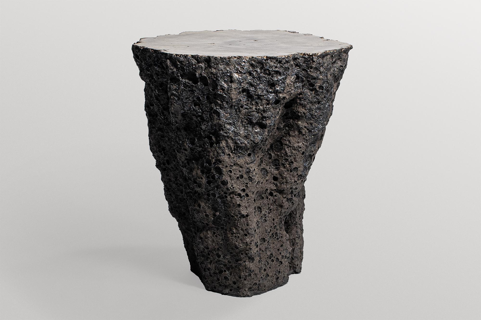 Table d'appoint Geoprimitive 125 par Niclas Wolf
Pièce unique.
Dimensions : Ø 48 x H 50,5 cm : Ø 48 x H 50,5 cm.
Matériaux : Céramique.

GEOPRIMITIVE_ est une série de dessins qui compare et relie les
Le Précambrien, la naissance de notre planète et