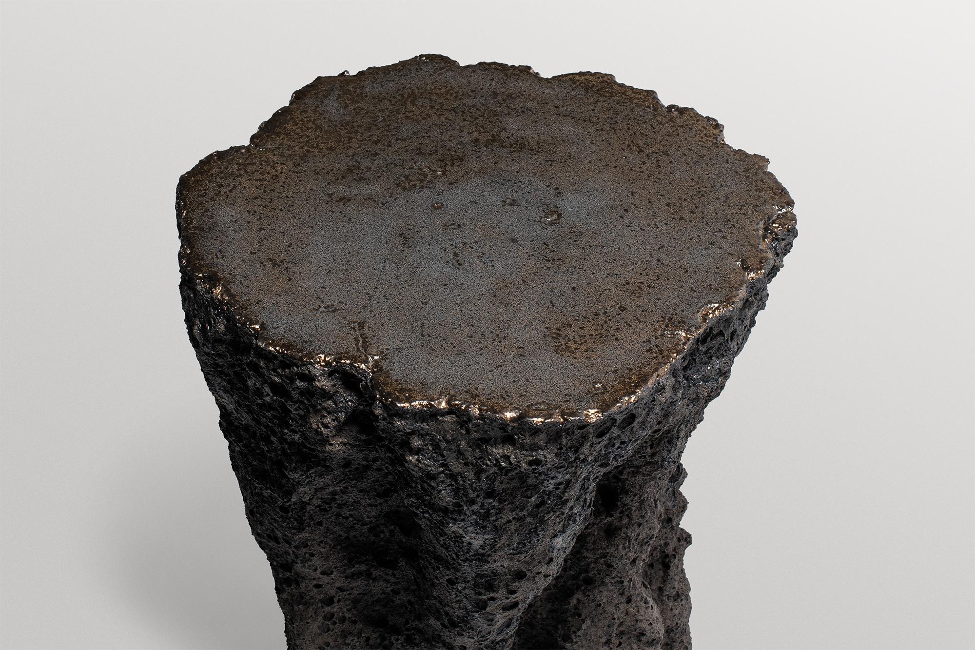 Postmoderne Handcraft from Earth's Origins Table d'appoint en argile de forme organique par Niclas Wolf en vente