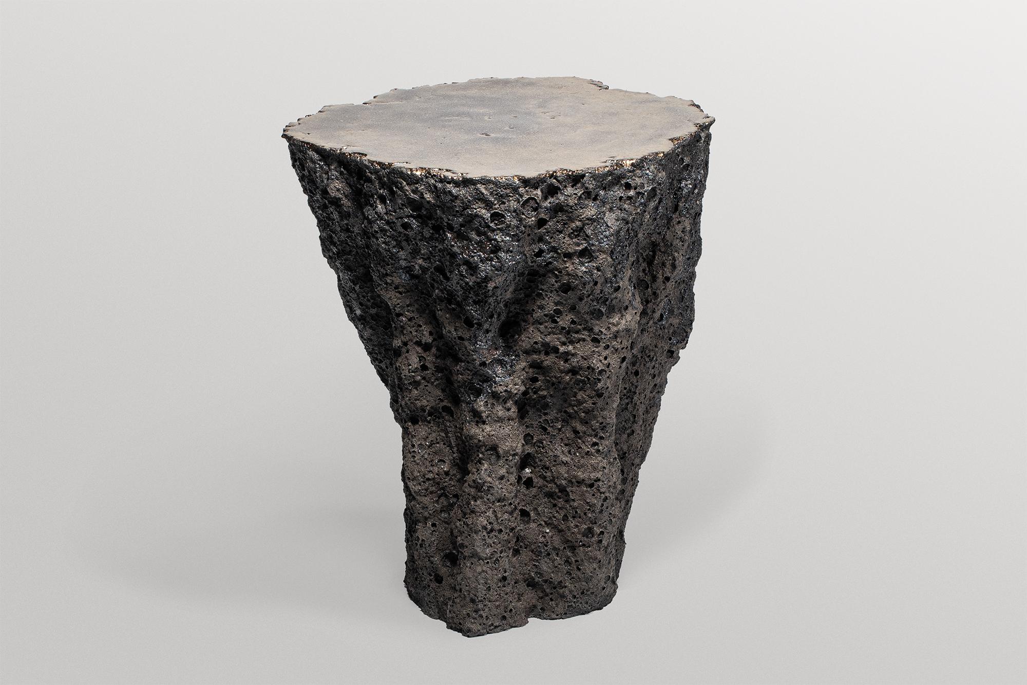 Allemand Handcraft from Earth's Origins Table d'appoint en argile de forme organique par Niclas Wolf en vente