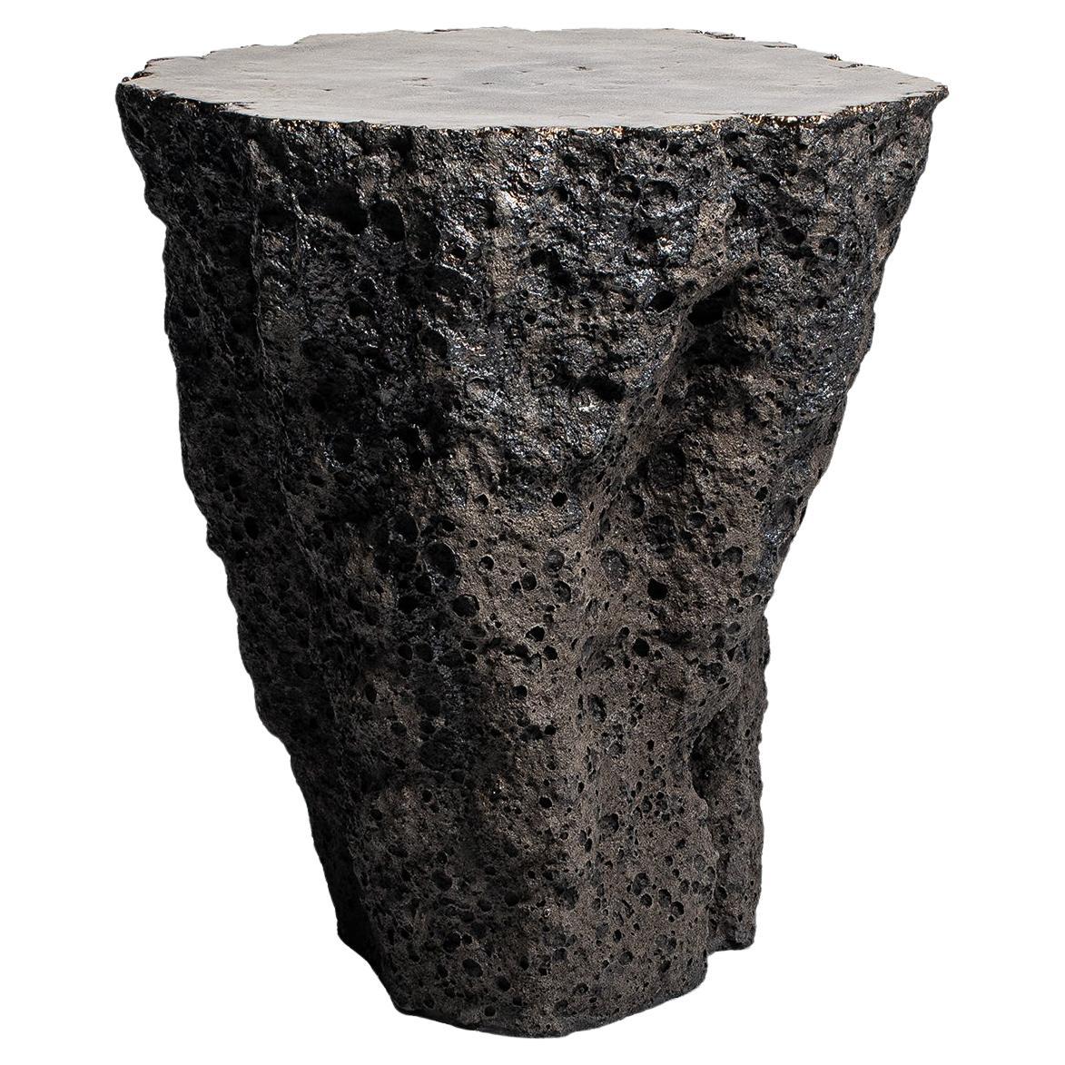 Tavolino in argilla di Niclas Wolf realizzato a mano da Earth's Origins Organic Form