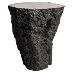 Tavolino in argilla di Niclas Wolf realizzato a mano da Earth's Origins Organic Form