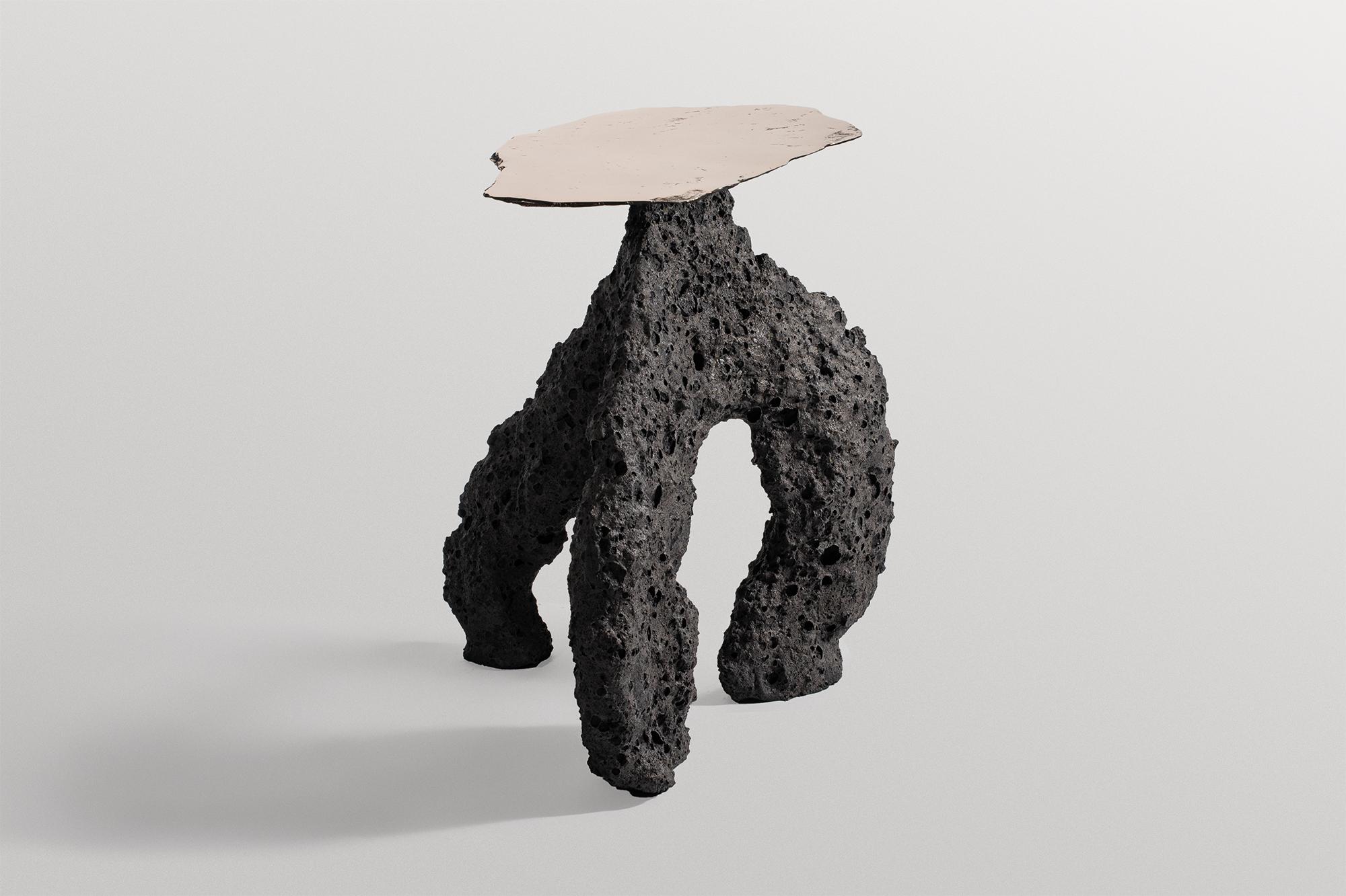 Table d'appoint Geoprimitive 126 par Niclas Wolf
Pièce unique.
Dimensions : D 38 x L 48 x Ø 50,5 cm.
MATERIAL : Céramique et bronze.

GEOPRIMITIVE_ est une série de dessins qui compare et relie les
Le Précambrien, la naissance de notre planète et la