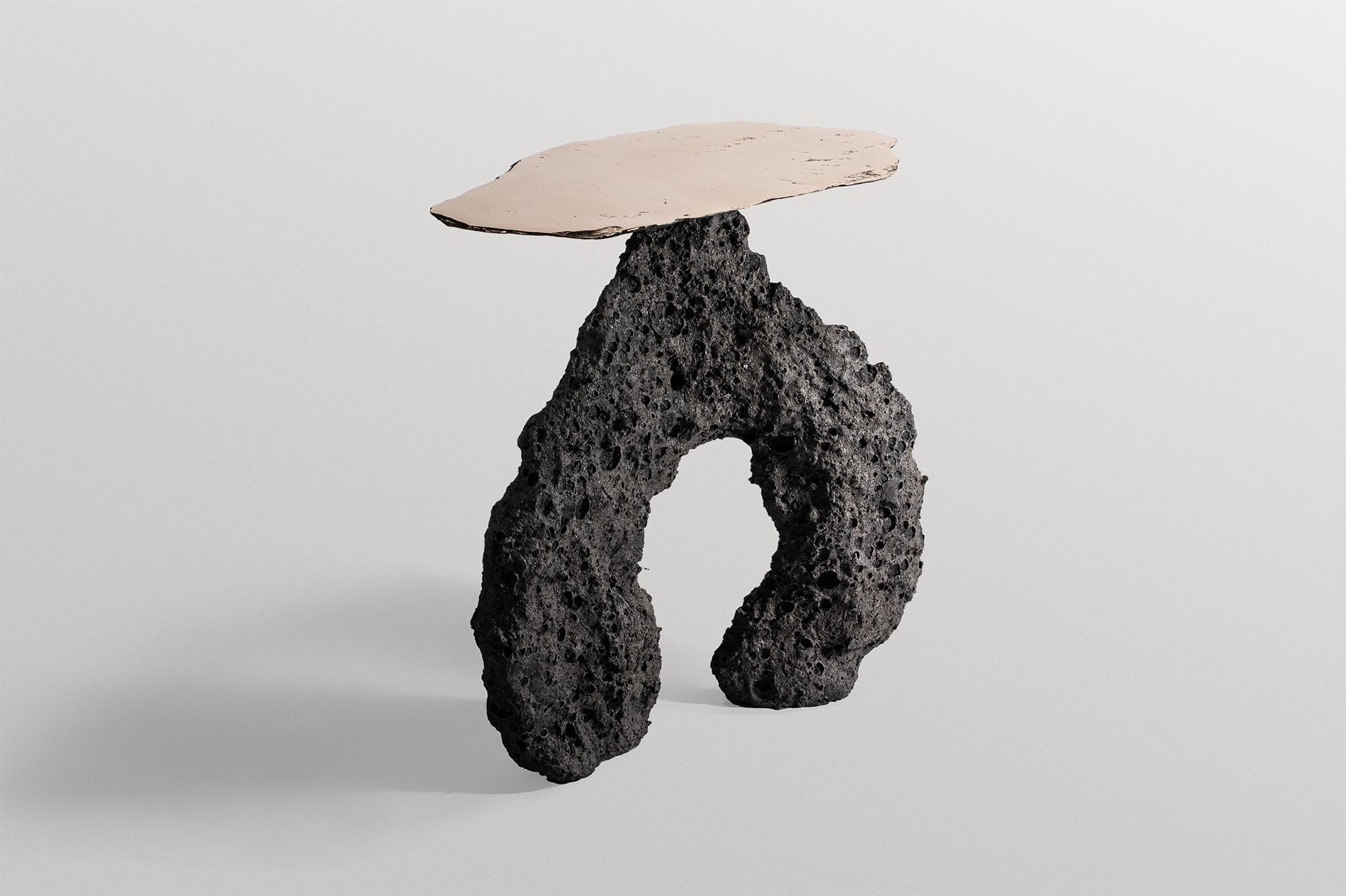Postmoderne Table tripode contemporaine en céramique gris noir, plateau en bronze doré par Niclas Wolf en vente