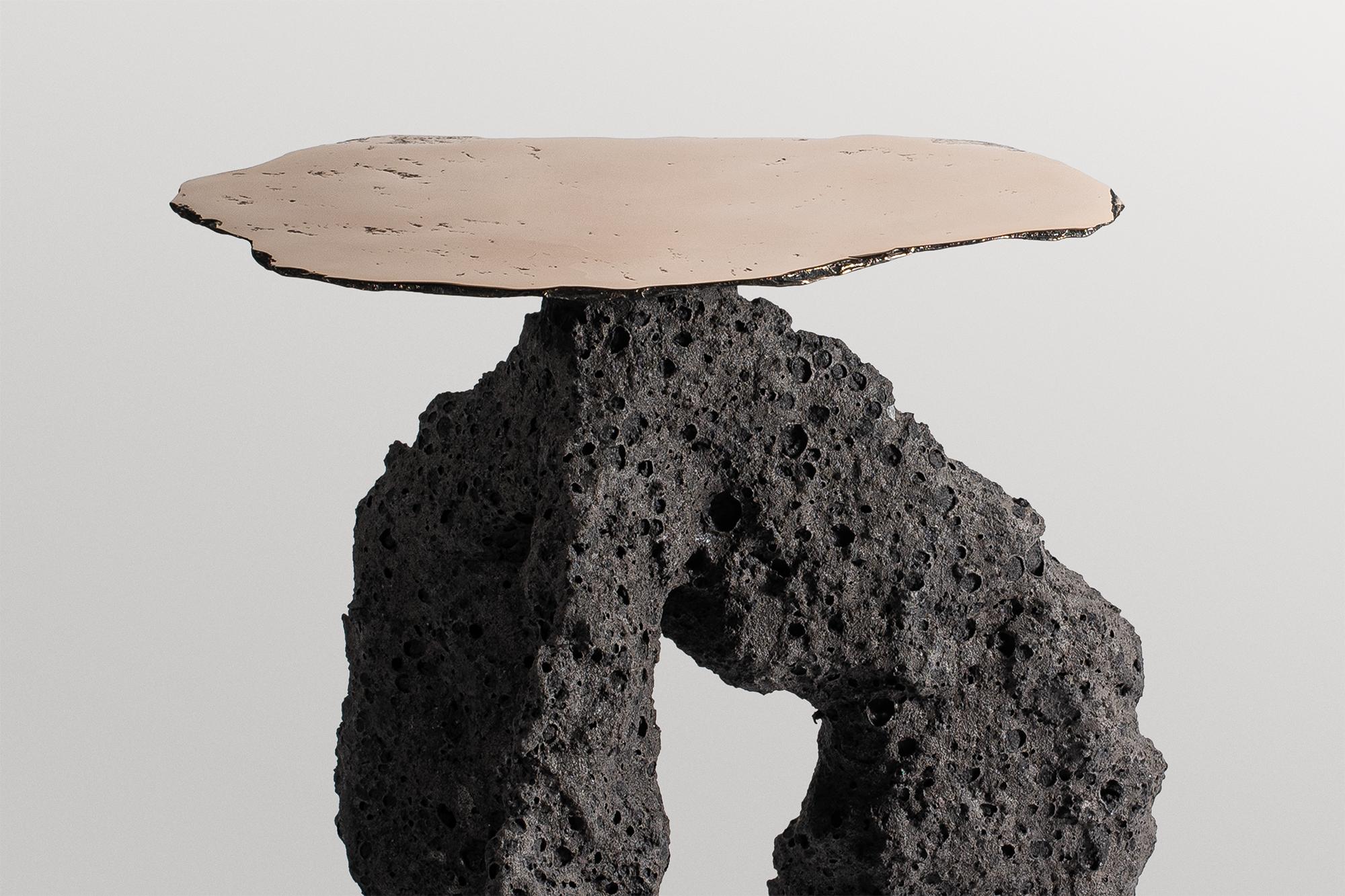 Allemand Table tripode contemporaine en céramique gris noir, plateau en bronze doré par Niclas Wolf en vente