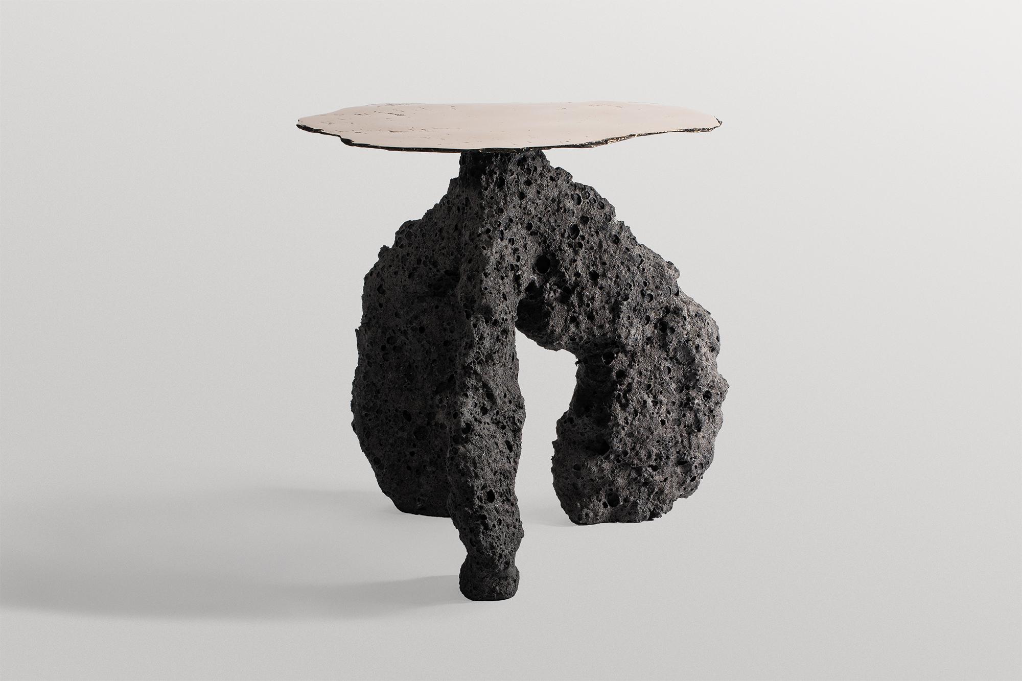 Autre Table tripode contemporaine en céramique gris noir, plateau en bronze doré par Niclas Wolf en vente