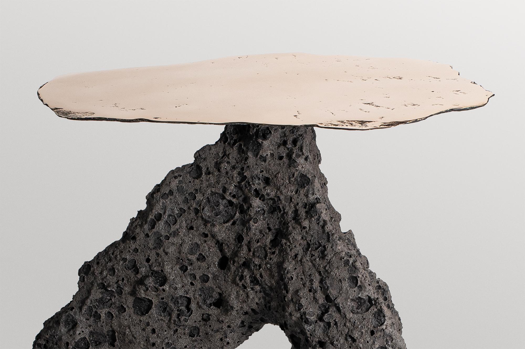 Table tripode contemporaine en céramique gris noir, plateau en bronze doré par Niclas Wolf Neuf - En vente à Geneve, CH