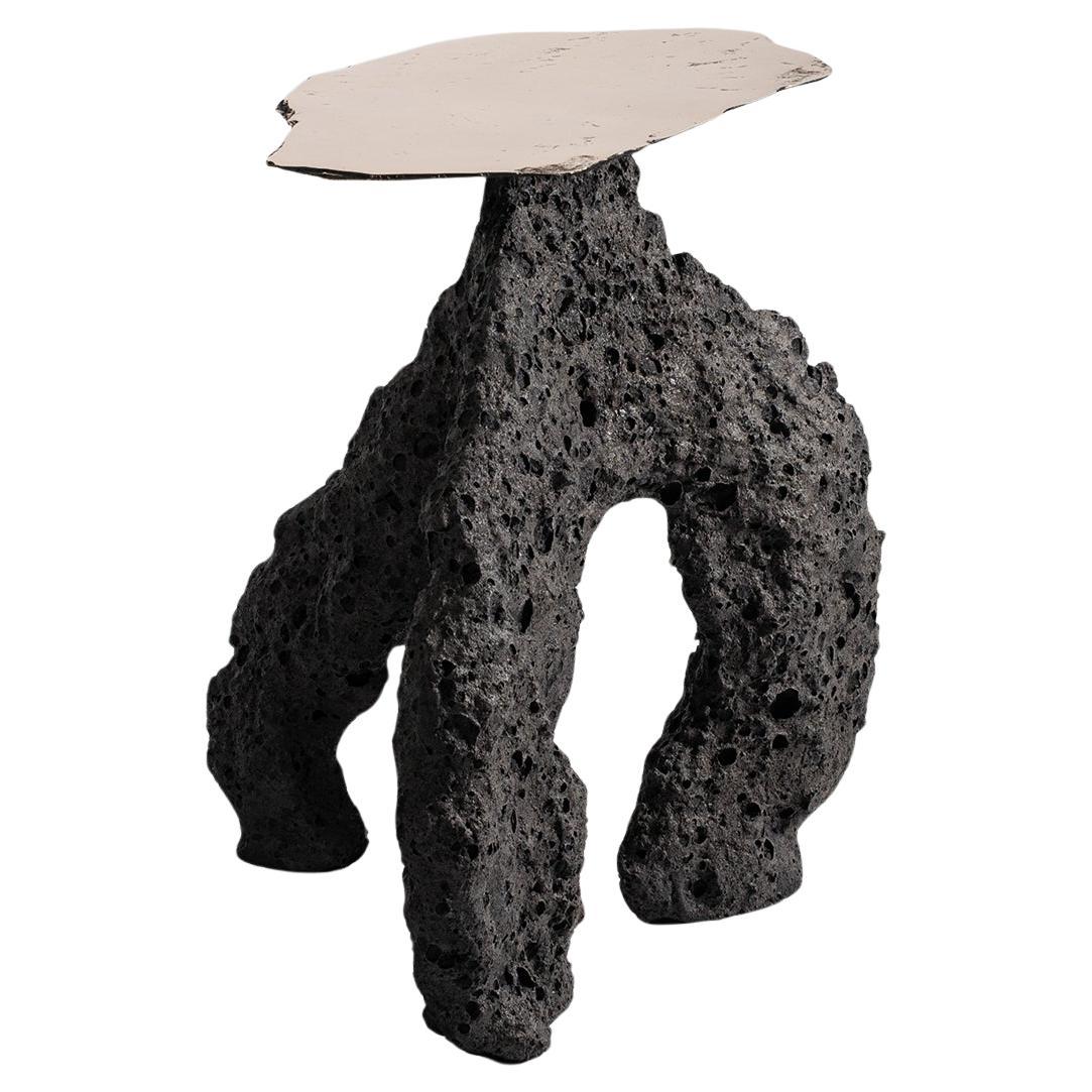 Mesa trípode contemporánea de cerámica gris negra, tapa de bronce dorado by Niclas Wolf