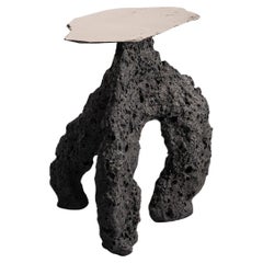 Tavolo treppiede contemporaneo in ceramica grigio nero, piano in bronzo dorato di Niclas Wolf