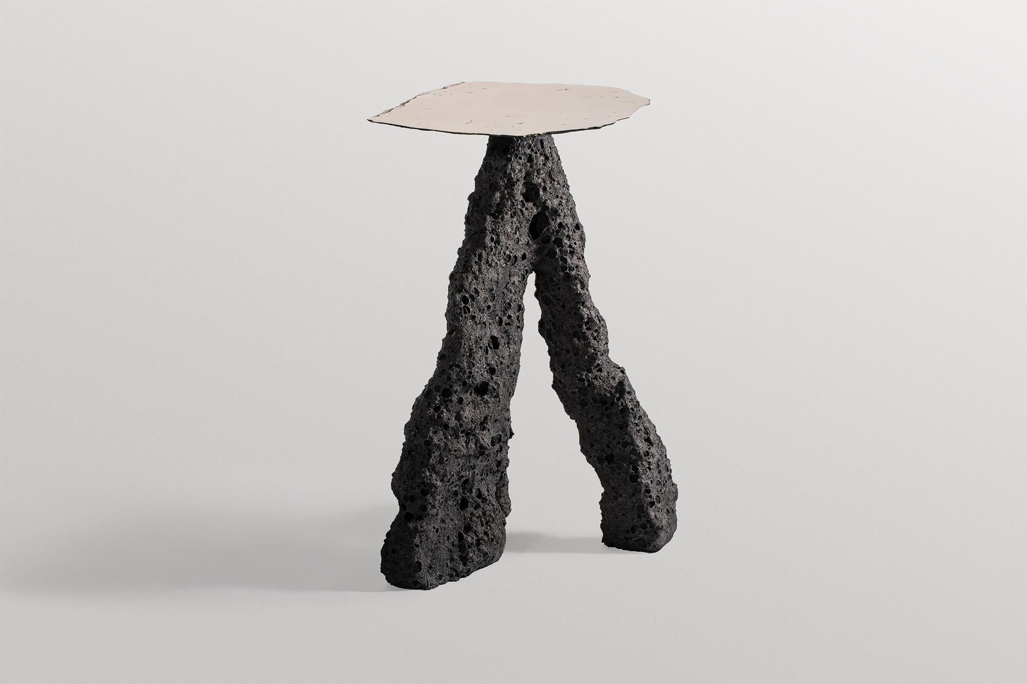 Table d'appoint Geoprimitive 127 par Niclas Wolf
Pièce unique.
Dimensions : D 32 x L 40 x H 54,5 cm.
MATERIAL : Céramique et bronze.

GEOPRIMITIVE_ est une série de dessins qui compare et relie les
Le Précambrien, la naissance de notre planète et la