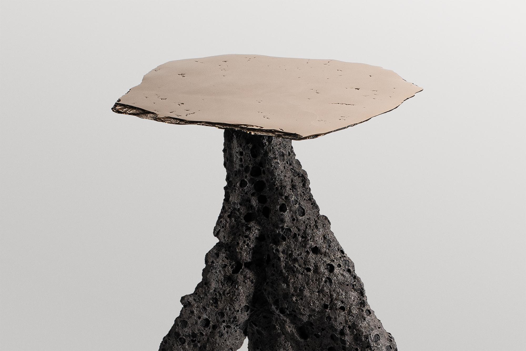 Postmoderne Table tripode contemporaine en céramique gris noir, plateau en bronze doré par Niclas Wolf en vente