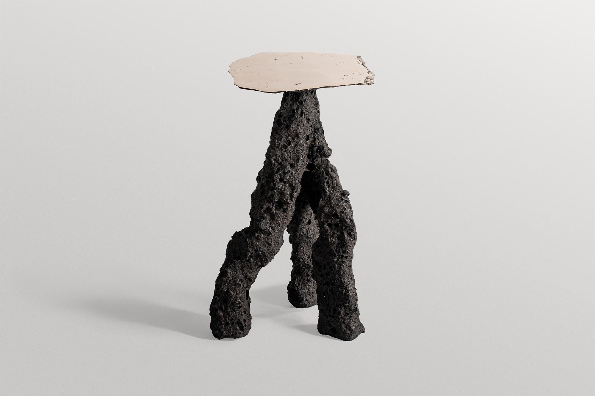 Allemand Table tripode contemporaine en céramique gris noir, plateau en bronze doré par Niclas Wolf en vente