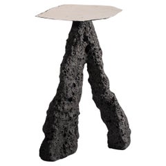 Tavolo treppiede contemporaneo in ceramica grigio nero, piano in bronzo dorato di Niclas Wolf