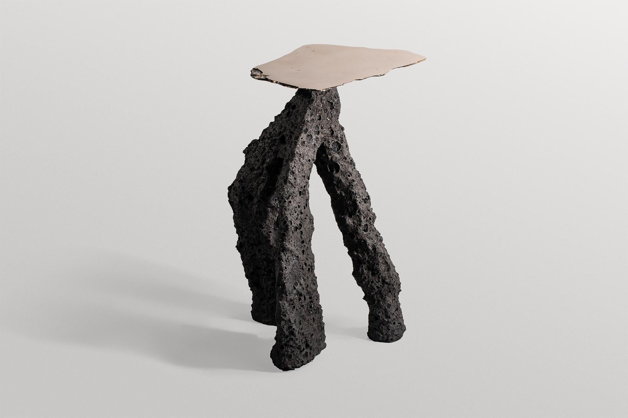 Geoprimitive 128 Beistelltisch von Niclas Wolf
Einzigartiges Stück.
Abmessungen: T 33 x B 45 x Ø 54 cm.
MATERIALIEN: Keramik und Bronze.

GEOPRIMITIVE_ ist eine Designserie, die die verschiedenen Bereiche des Lebens vergleicht und