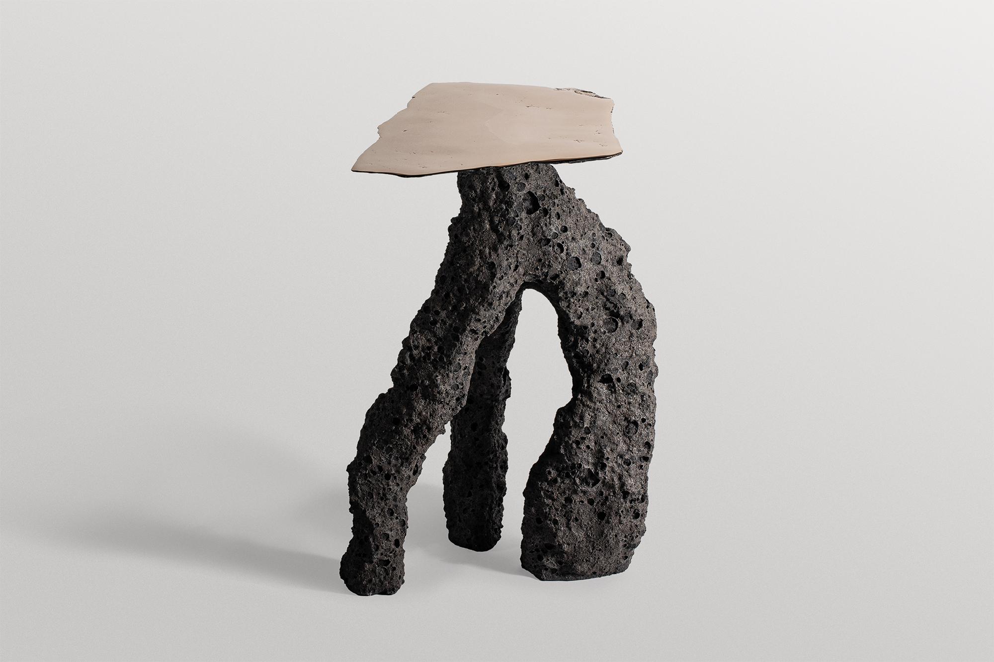 Zeitgenössischer schwarzgrauer keramischer dreibeiniger tisch, platte aus goldener bronze von Niclas Wolf (Postmoderne) im Angebot