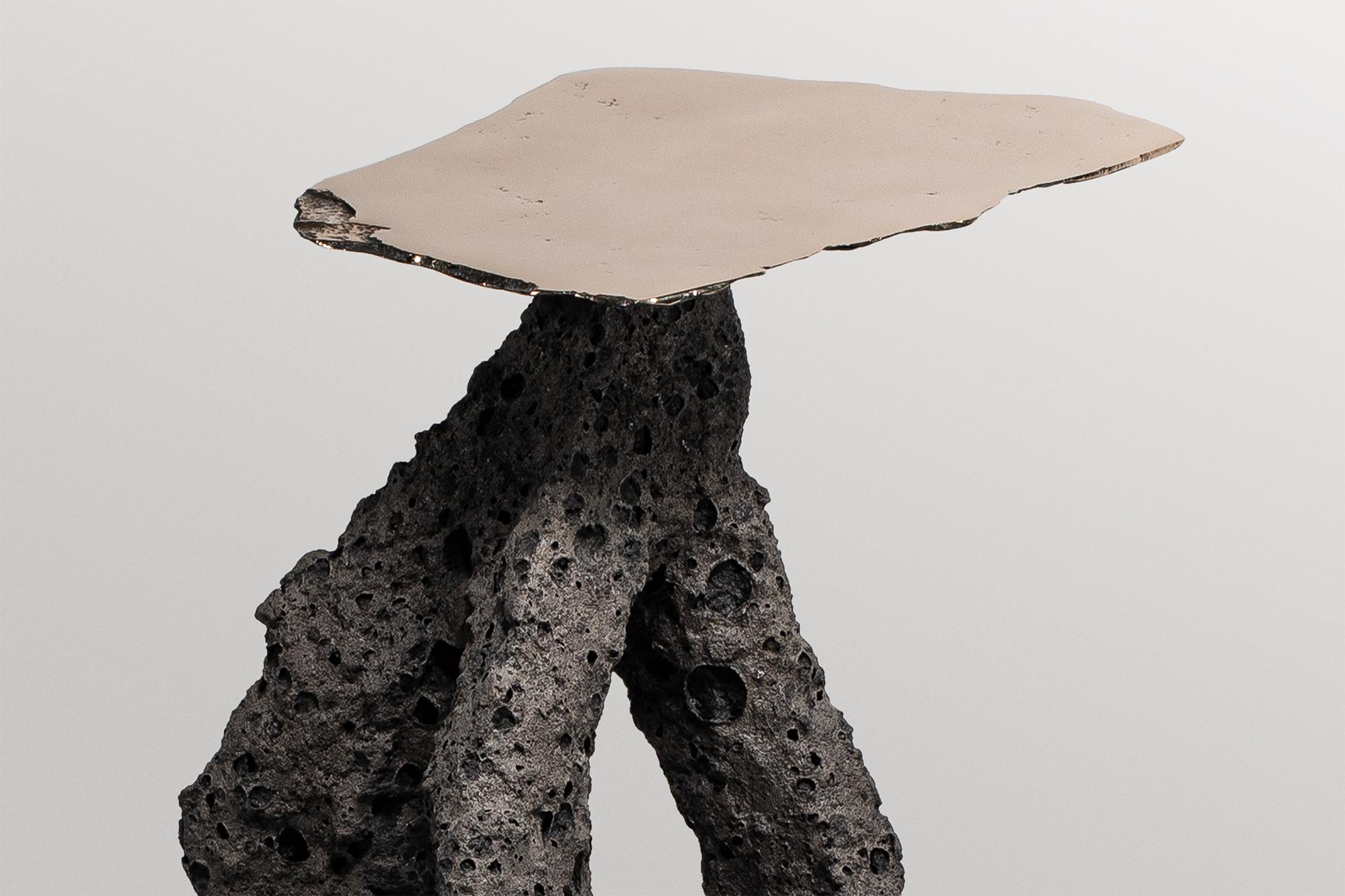 Zeitgenössischer schwarzgrauer keramischer dreibeiniger tisch, platte aus goldener bronze von Niclas Wolf (Deutsch) im Angebot