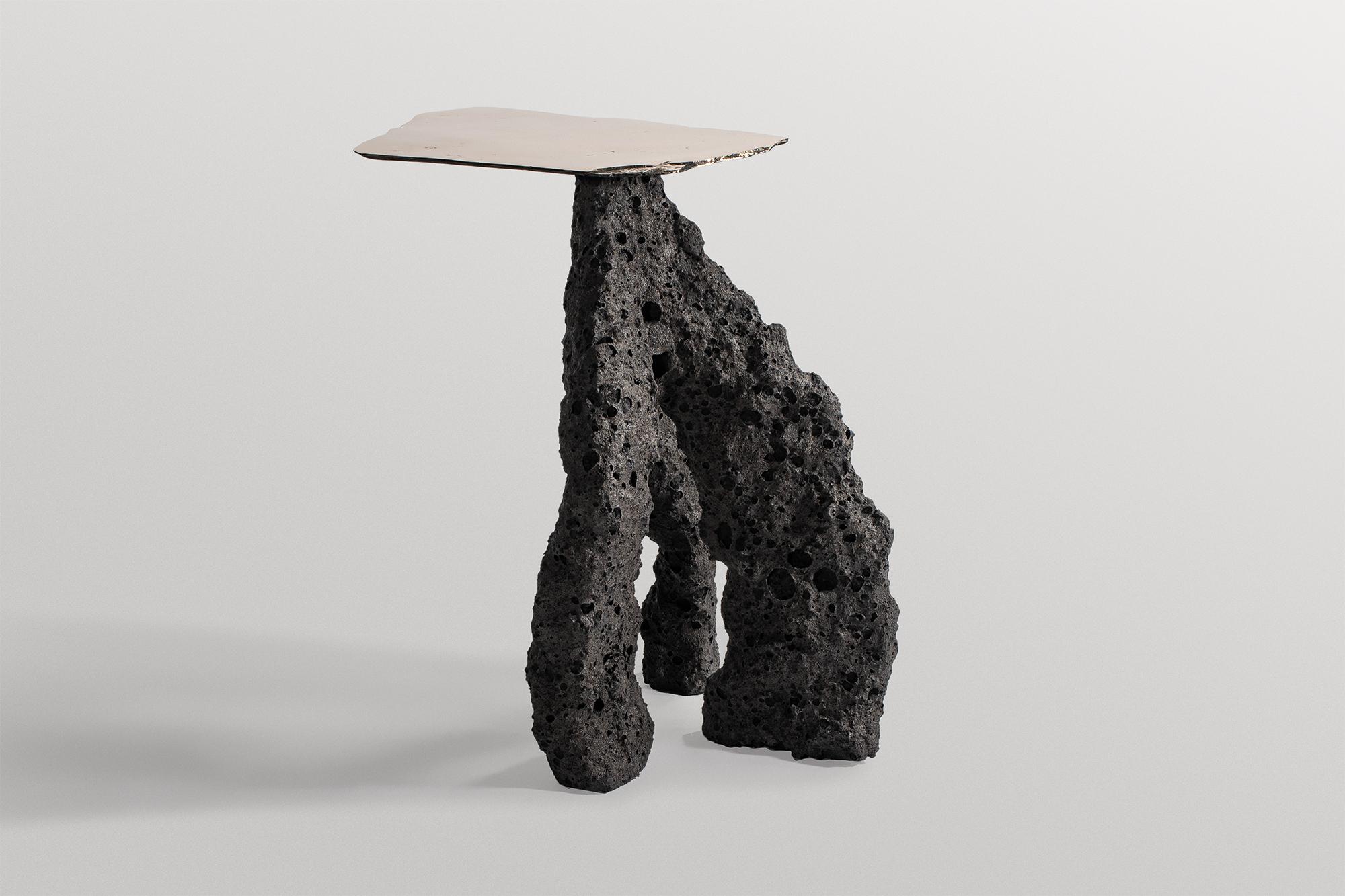 Zeitgenössischer schwarzgrauer keramischer dreibeiniger tisch, platte aus goldener bronze von Niclas Wolf (Sonstiges) im Angebot